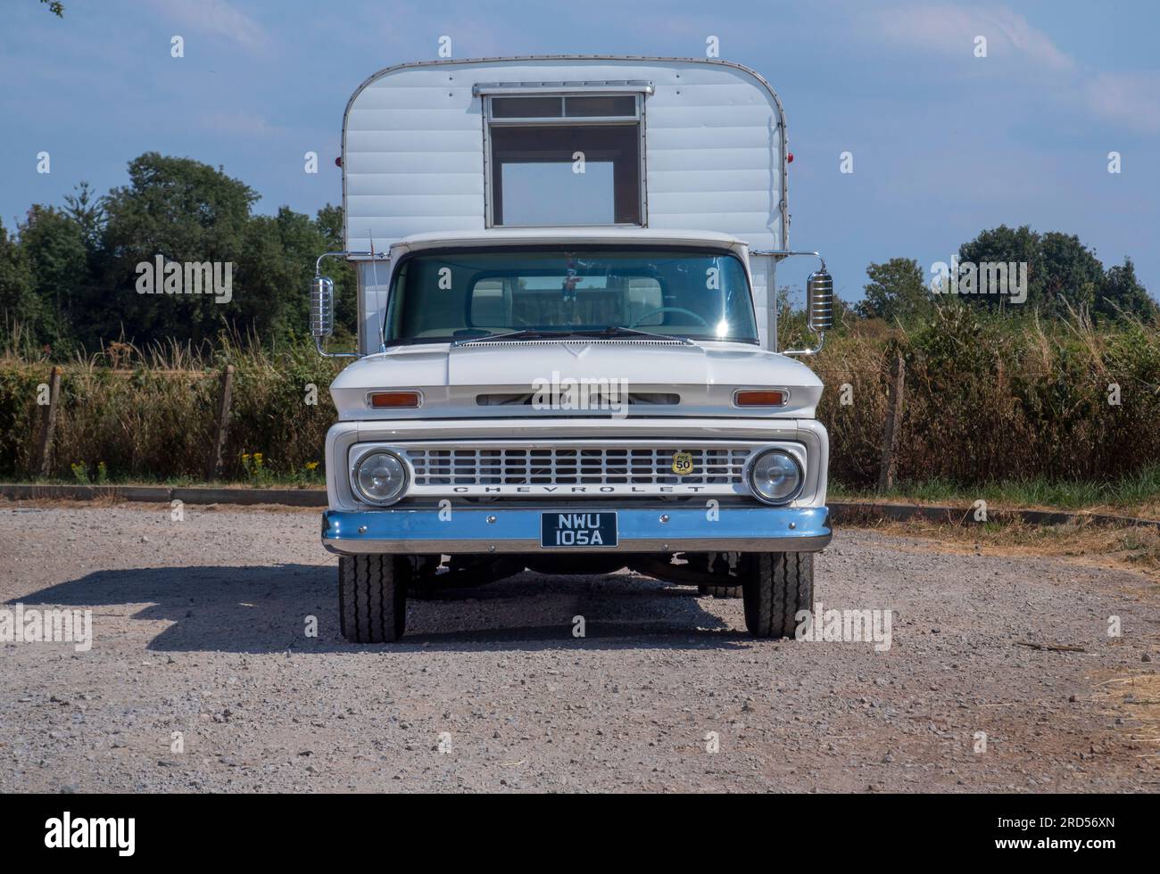 1965 „Alaska“-Wohnwagen, eingebaut in einen 1958 Chevy Truck Stockfoto