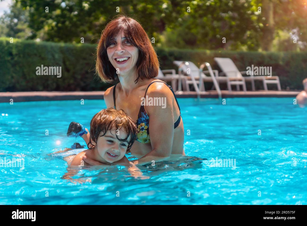 Mutter und Sohn im Pool in den Sommerferien, schwimmen lernen Stockfoto