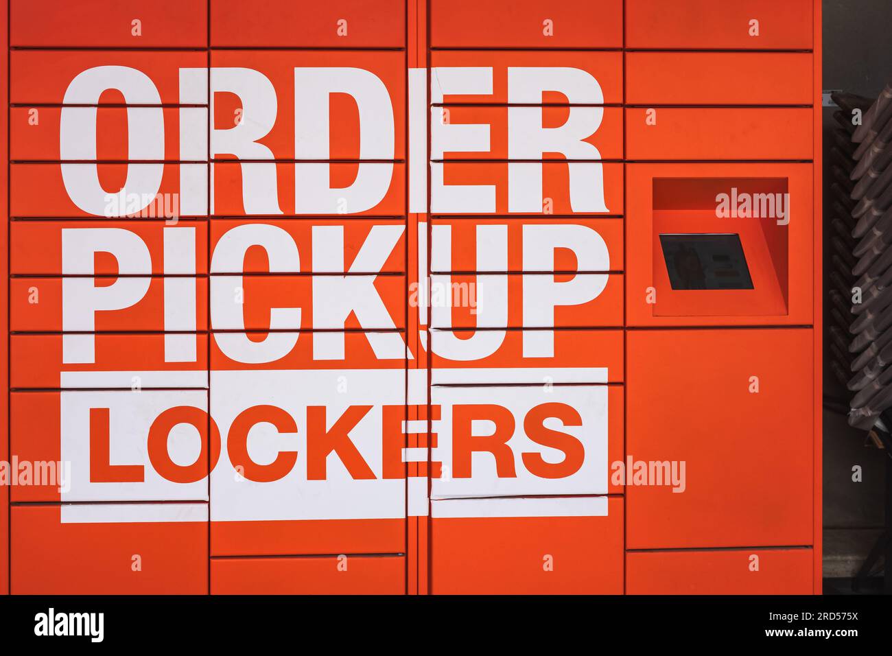 Bestellung von Pickup-Schließfächern außerhalb des Home Depot Stores. Die Pickup-Schließfächer für Online-Bestellungen können von Kunden als Abholort für Versandartikel verwendet werden Stockfoto