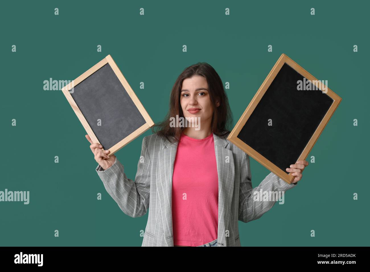 Lehrerin mit Tafel auf grünem Hintergrund Stockfoto