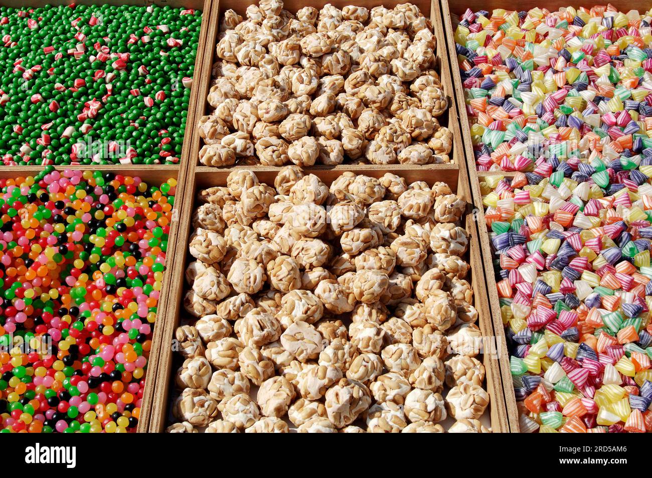 Marktstand mit verschiedenen Süßigkeiten, Sault, Provence, Südfrankreich, Süßigkeiten Stockfoto