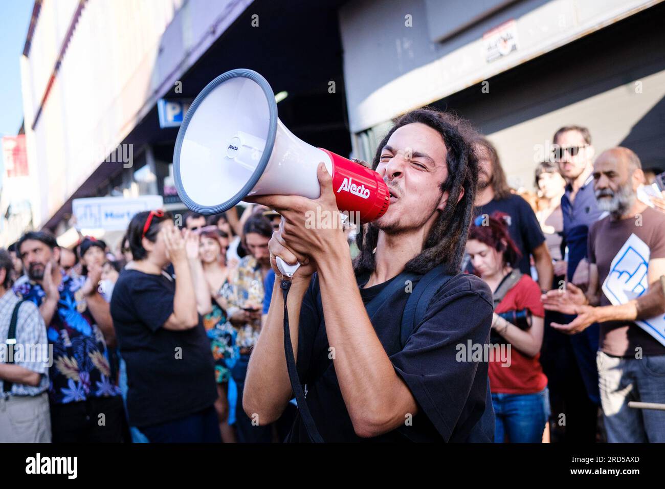 Porto, Portugal. 18. Juli 2023 Musiker und Einzelhändler protestieren gegen die überraschende Räumungsverfügung des stadtrats, die meisten Musikstudios und Geschäfte in der SHOPPING Mall ZU schließen. Die Erklärung für diese Aktion war das Fehlen von Lizenzen, aber der von der Musikgemeinschaft im Einkaufszentrum geschaffene Verband sagt, dass dies auf Anweisung des Eigentümers des Gebäudes und jedes Ladens geschehen muss, Die meisten Anwesenden mieten das Hotel nur wegen der niedrigen Preise, die man sonst nirgendwo in der Stadt finden kann. Igor de Aboim / Alamy Live News Stockfoto