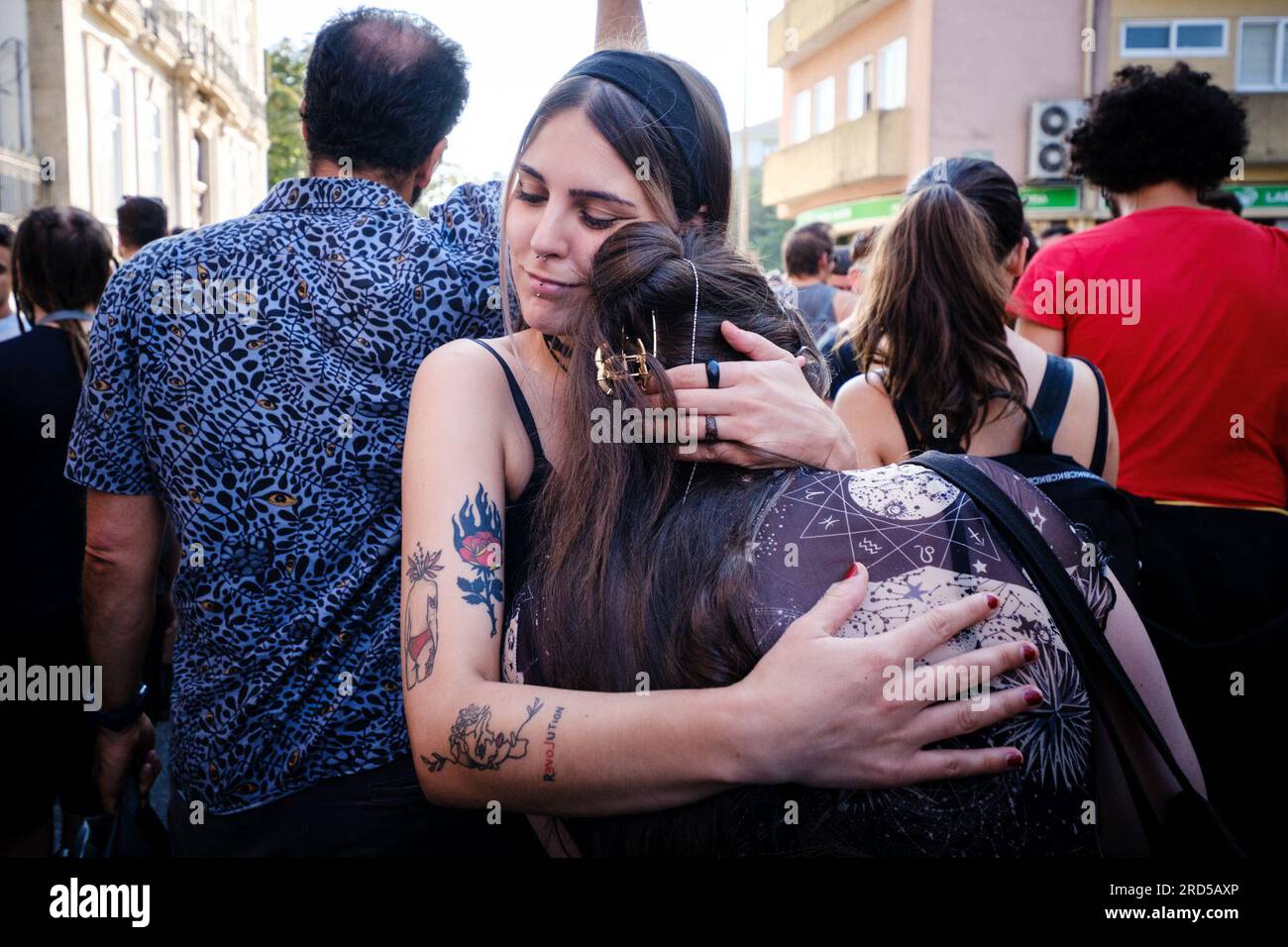 Porto, Portugal. 18. Juli 2023 Musiker und Einzelhändler protestieren gegen die überraschende Räumungsverfügung des stadtrats, die meisten Musikstudios und Geschäfte in der SHOPPING Mall ZU schließen. Die Erklärung für diese Aktion war das Fehlen von Lizenzen, aber der von der Musikgemeinschaft im Einkaufszentrum geschaffene Verband sagt, dass dies auf Anweisung des Eigentümers des Gebäudes und jedes Ladens geschehen muss, Die meisten Anwesenden mieten das Hotel nur wegen der niedrigen Preise, die man sonst nirgendwo in der Stadt finden kann. Igor de Aboim / Alamy Live News Stockfoto