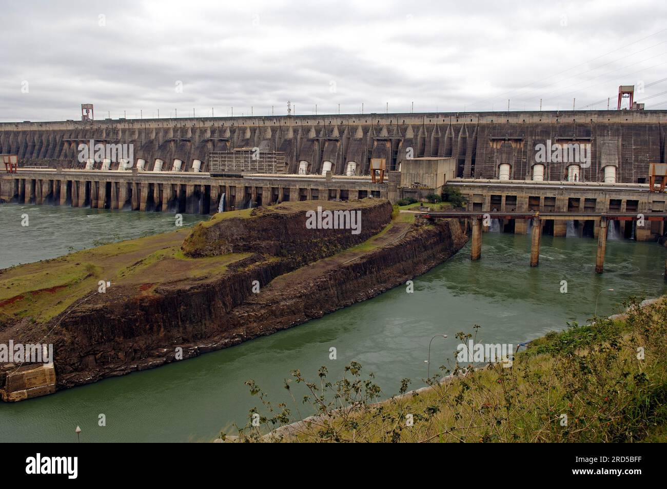 Rückseite des Wasserkraftwerks Itaipu, nahe der Grenze zwischen Brasilien und Paraguay, Brasilien Stockfoto