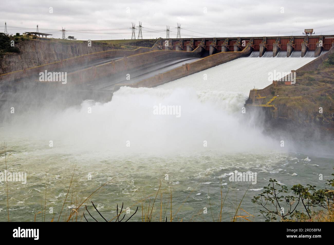 Itaipu-Wasserkraftwerk an der Grenze zwischen Brasilien und Paraguay, Brasilien Stockfoto