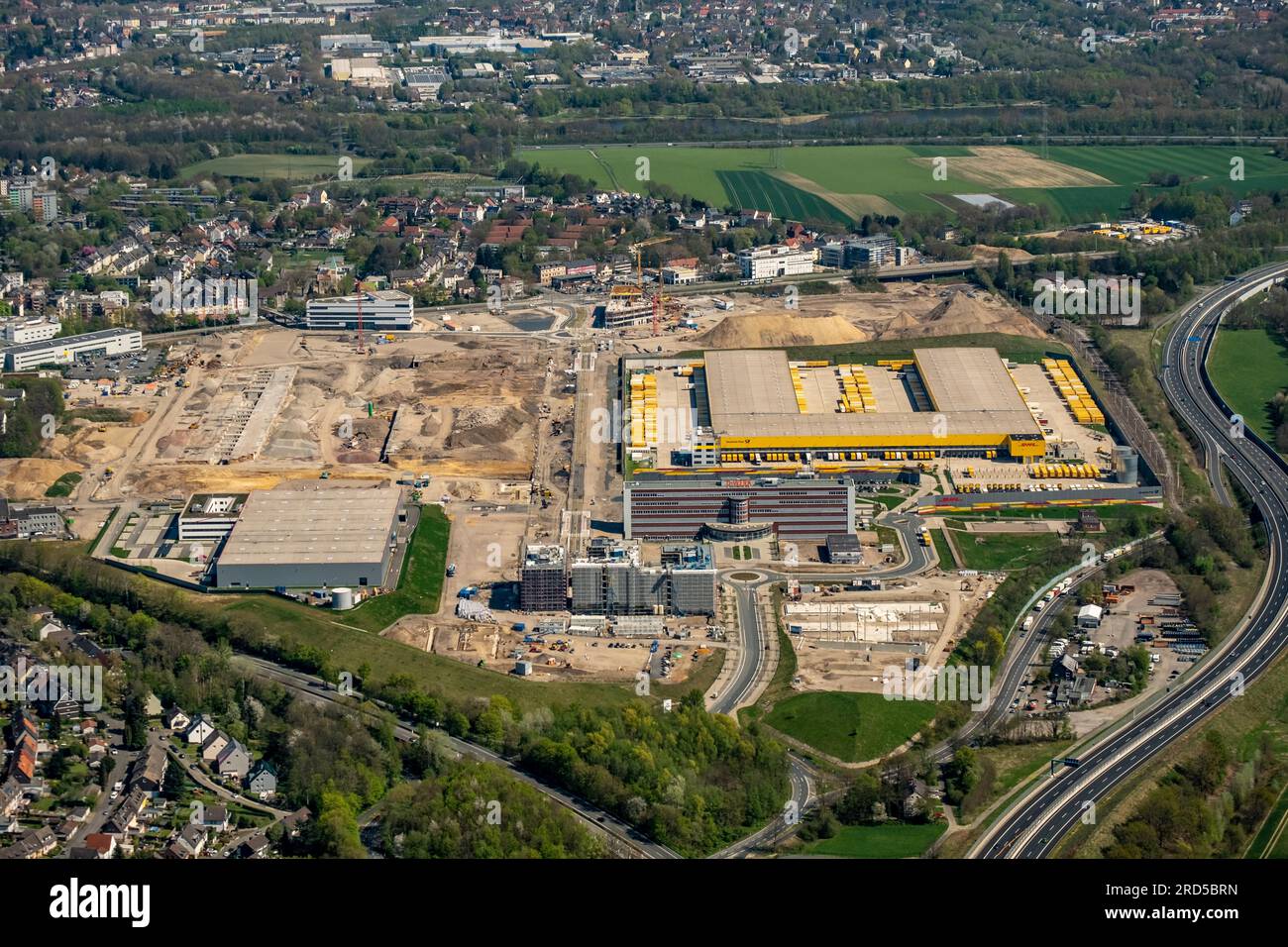 Neubau eines Gebäudekomplexes auf dem Gelände des DHL-Paketzentrums und des Logistikzentrums sowie auf der Baustelle und im Freiland Stockfoto