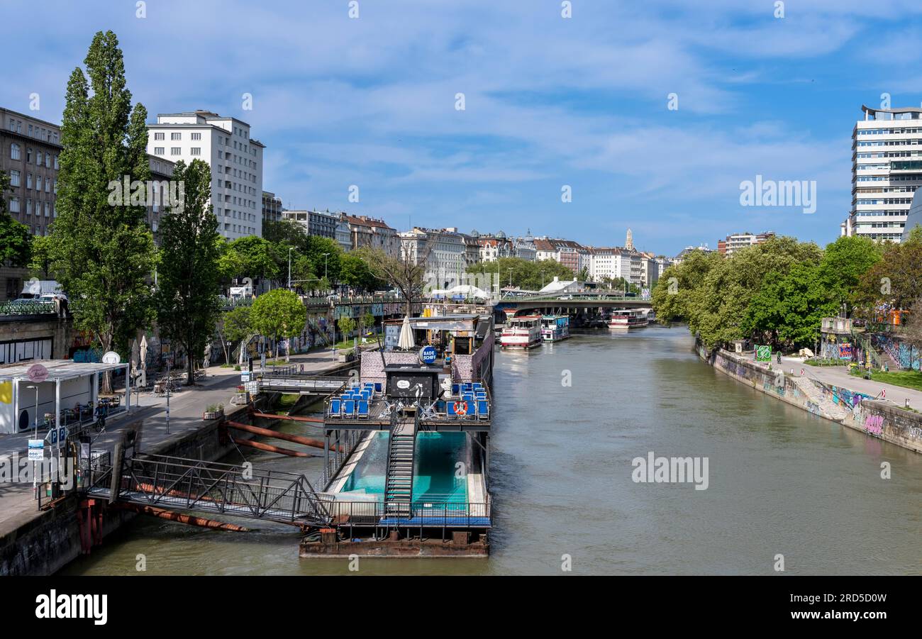 Badeboot auf der Donau, Stadtzentrum, Wien, Österreich Stockfoto