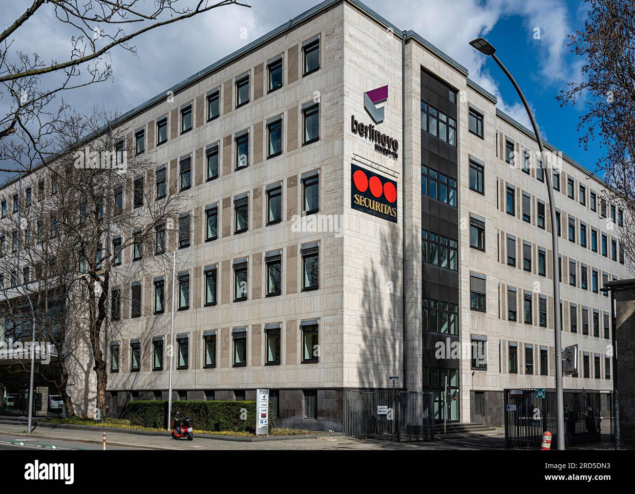 Firmensitz Berlin Logo und Securitas in Halleschen Ufer, Berlin-Kreuzberg, Deutschland Stockfoto