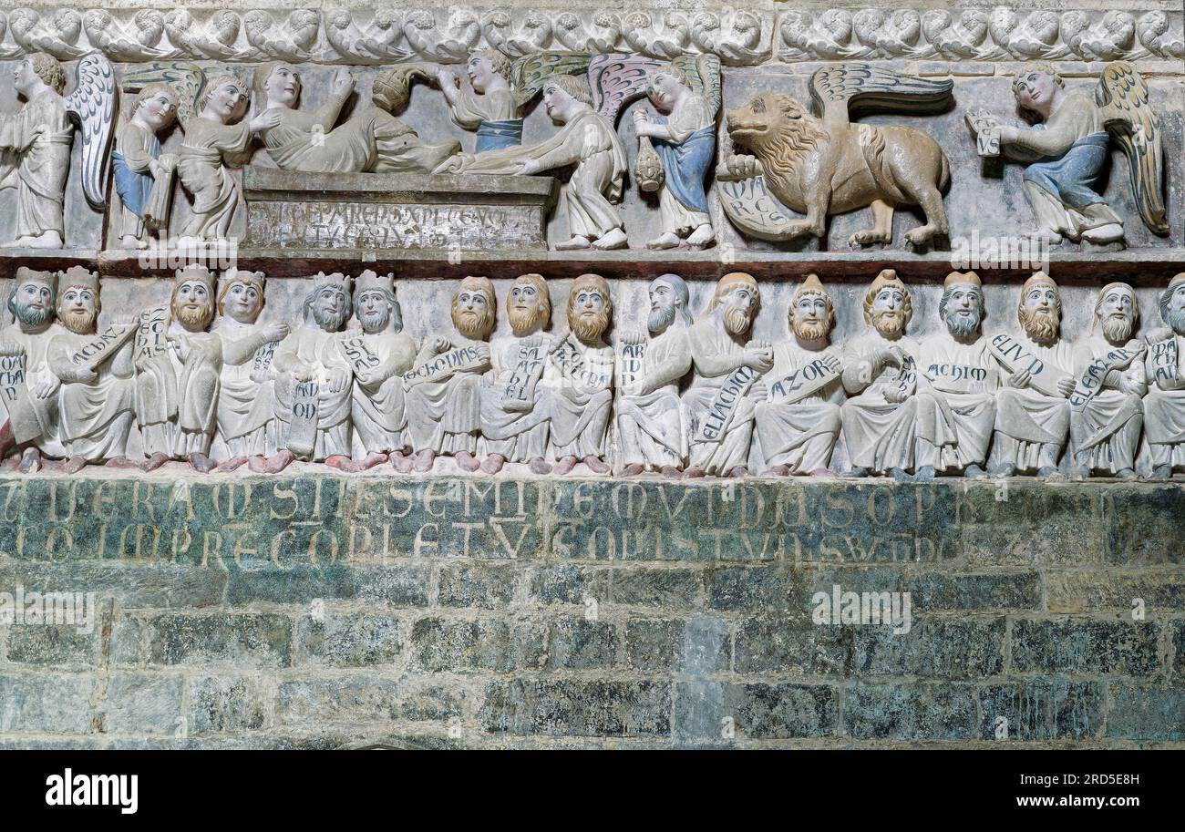 Details, romanische Schirmherrschaft mit Vorfahren Jesu, darüber erwachen Maria und die evangelistischen Symbole Mark, und Matthew, Abbazia Santa Maria di Stockfoto