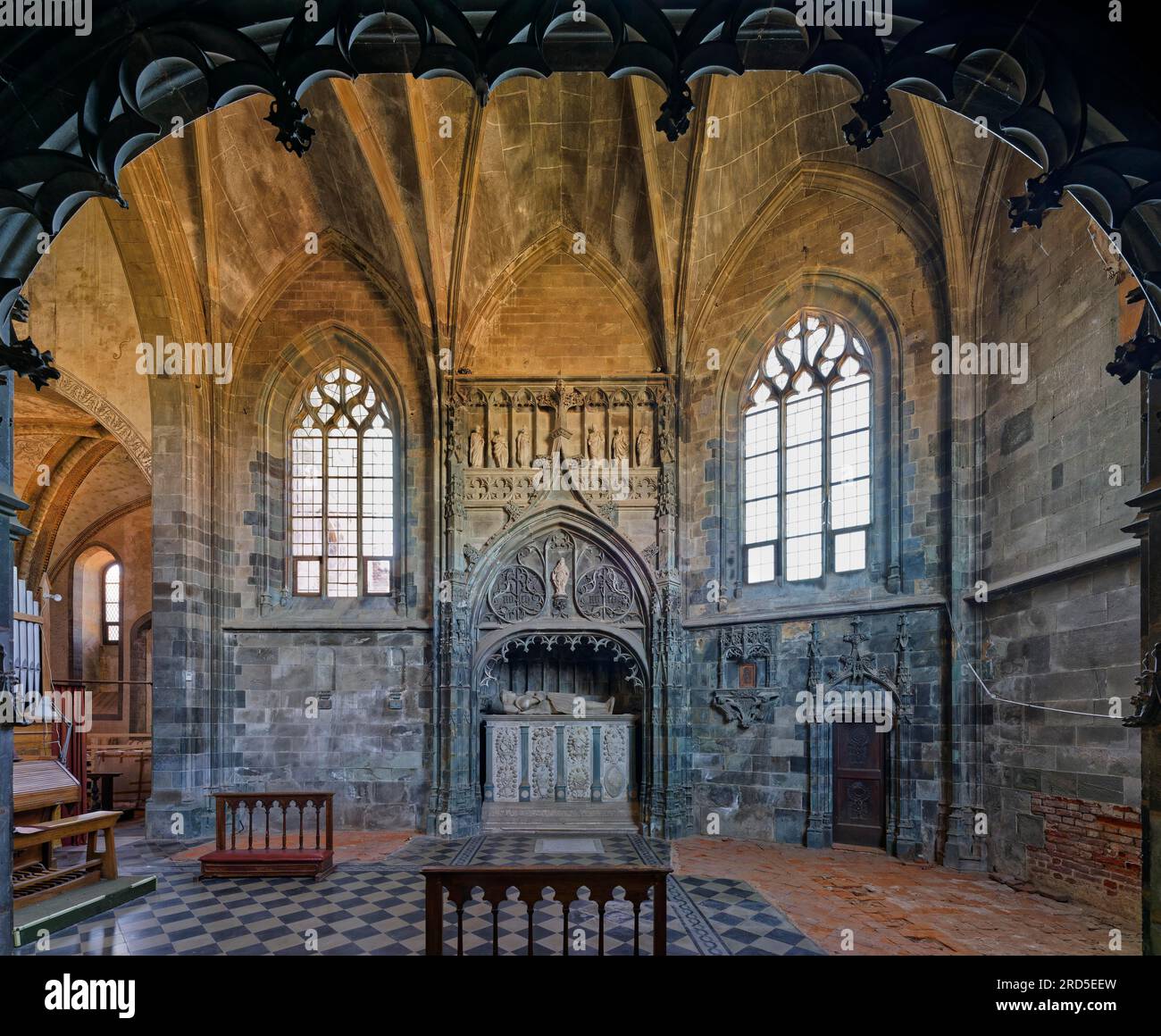 Chor mit Tomba von Lodovico II di Saluzzo und Ludovico II del Vasto, Grabstätte in der französischen Flamboyantgotik, der französischen Spätgotik, San Giovanni Stockfoto