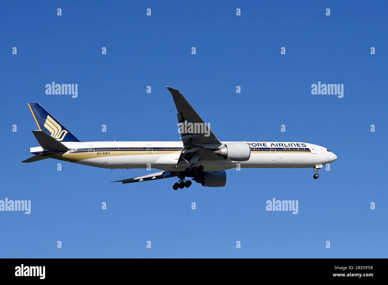 Flugzeug Singapore Airlines, Boeing 777-300ER, 9V-SWV Stockfoto