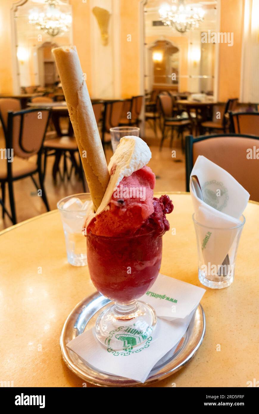 Rom, Latium, Italien, Eine Tasse Eis auf dem Tisch mit klassischem Interieur von Giolitti, einer der ältesten Gelaterien in Rom. Stockfoto