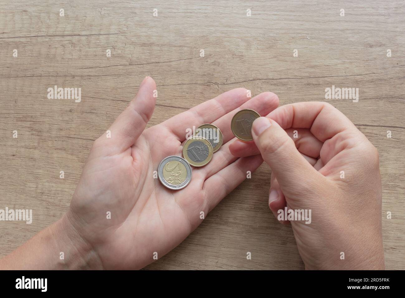 Man zählt Ersparnisse, Geld, Tipps in den Händen aus der Nähe. Stockfoto