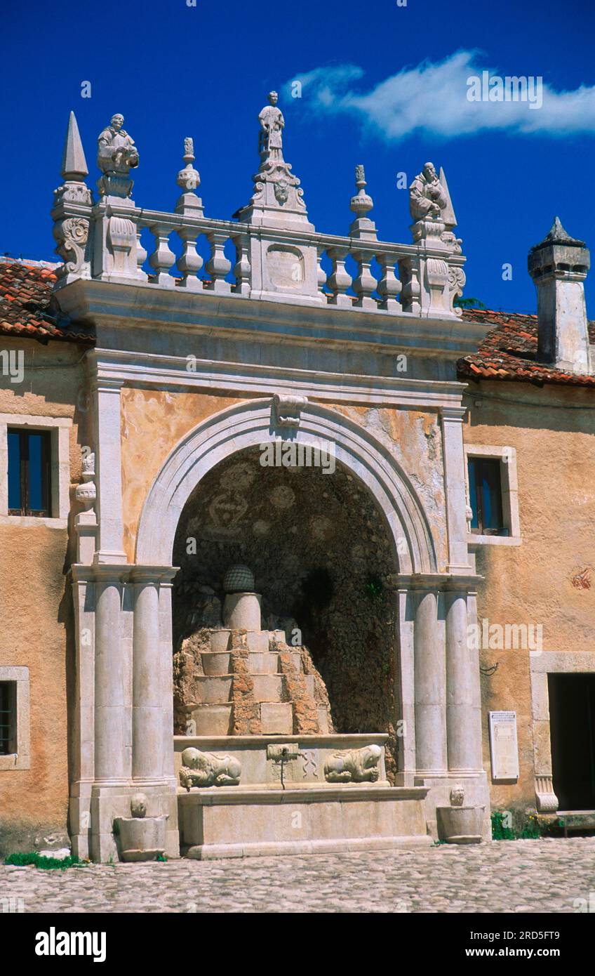 Brunnen im Eingangsbereich, Kloster Certosa di San Lorenzo, Padula, Kampanien, Italien Stockfoto