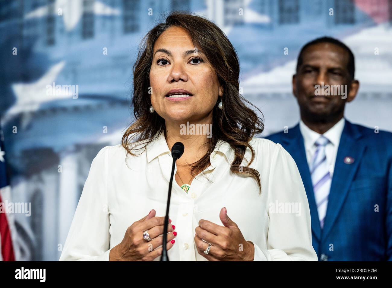 Washington, Usa. 18. Juli 2023. USA Vertreterin Veronica Escobar (D-TX), die auf einer Pressekonferenz über einen Kompromissvorschlag zum DCA-Gesetz zur Regelung von Flügen am Reagan National Airport im US-Kapitol sprach. (Foto: Michael Brochstein/Sipa USA) Guthaben: SIPA USA/Alamy Live News Stockfoto