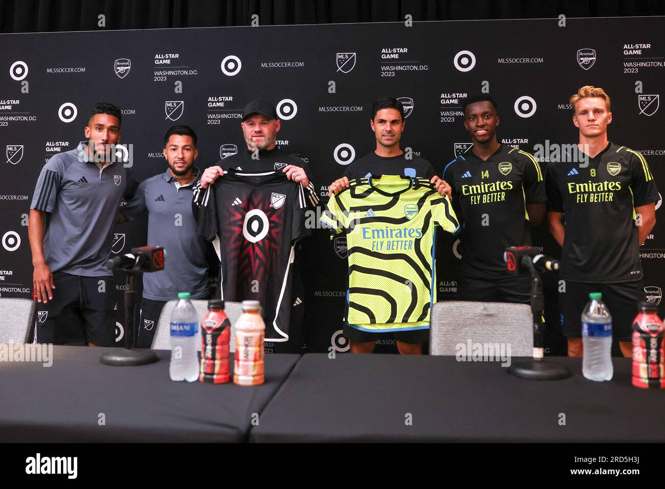 Washington, USA. 18. Juli 2023. (L/R) Jesus Ferreira, Luciano Acosta, Wayne Rooney, Mikel Arteta, Edward Nketiah Martin Ødegaard posieren für Fotos auf einer Pressekonferenz in Washington in den USA am Dienstag, 18. Das Arsenal-Team steht morgen vor dem MLS All Star-Team. Kredit: Brasilien Photo Press/Alamy Live News Stockfoto