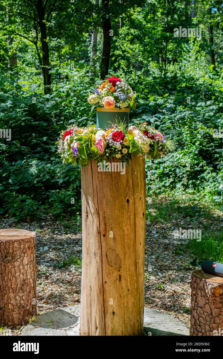 Urne, Beerdigung, Grabdekoration, Blumen, Friedhofswald, memorial Forest, Ostfriesien, Deutschland Stockfoto