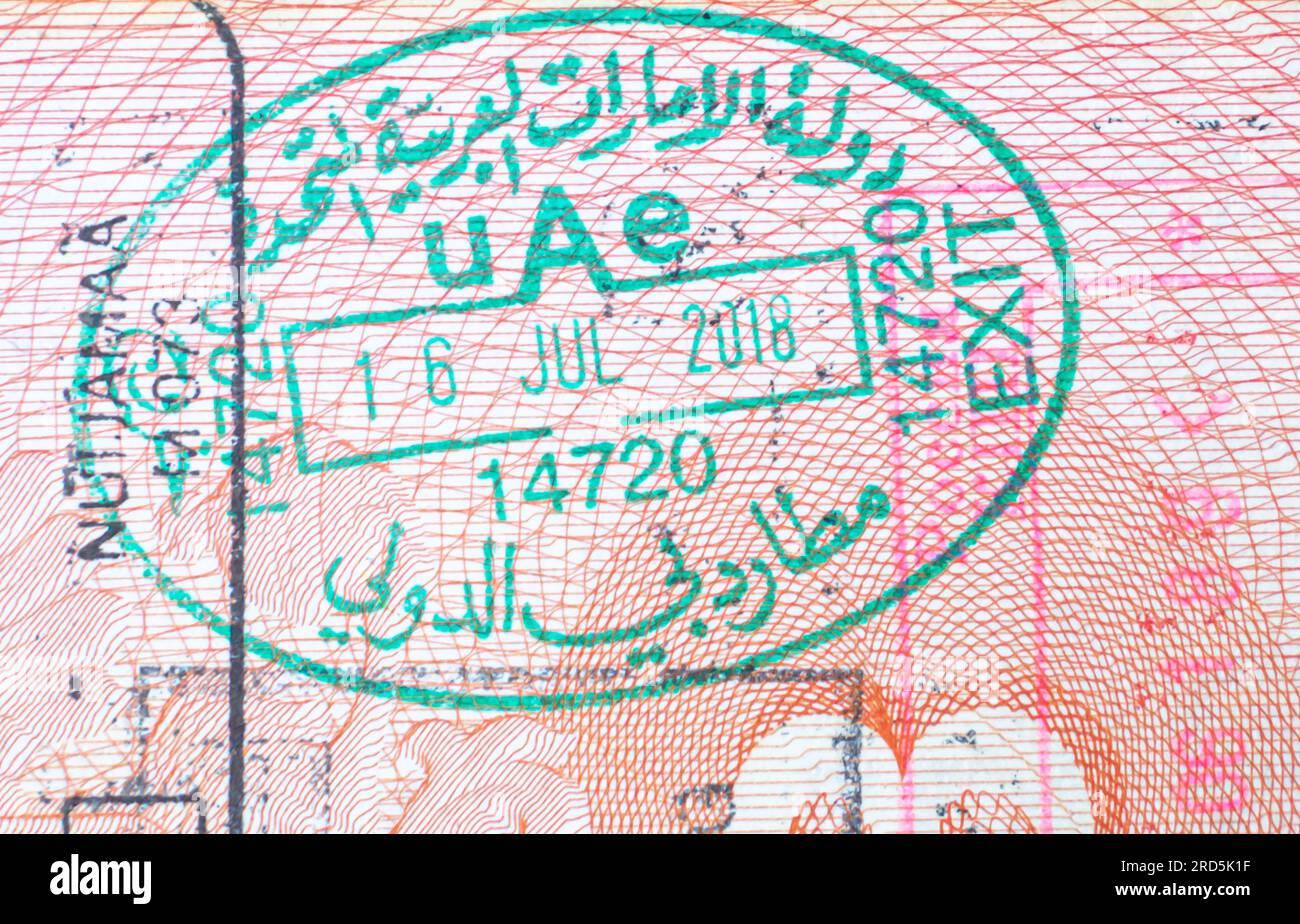 Stempel am Grenzübergang in den VAE in einem offenen Pass. Ausreisestempel der Vereinigten Arabischen Emirate. Ausfahrt Dubai 2018 Stockfoto