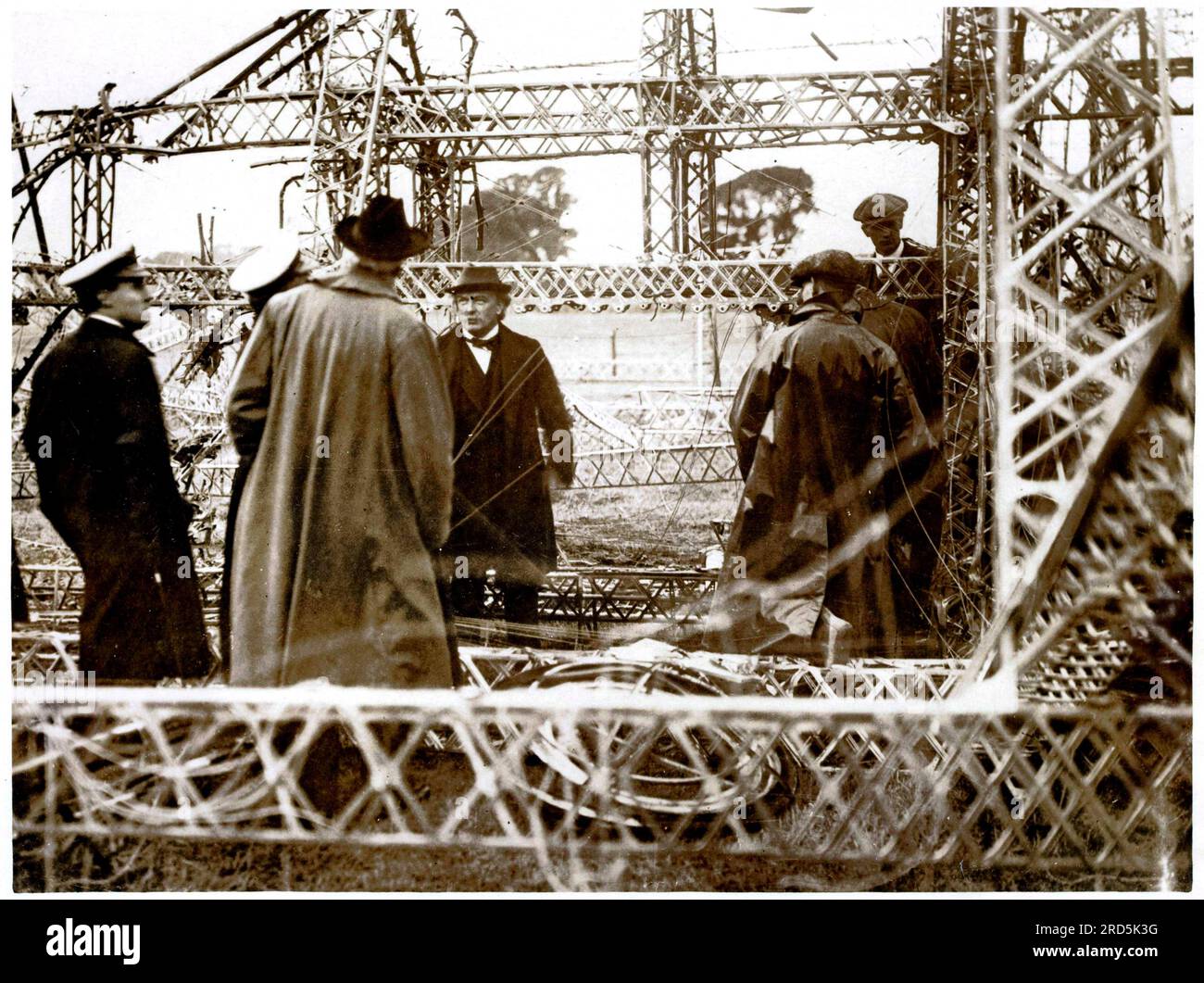 Mr. Lloyd George und Mr. Balfour untersuchten das Wrack eines der Zeppelins, die in der Nacht des 23-24. Gefallen sind. Sept. [1916] Stockfoto