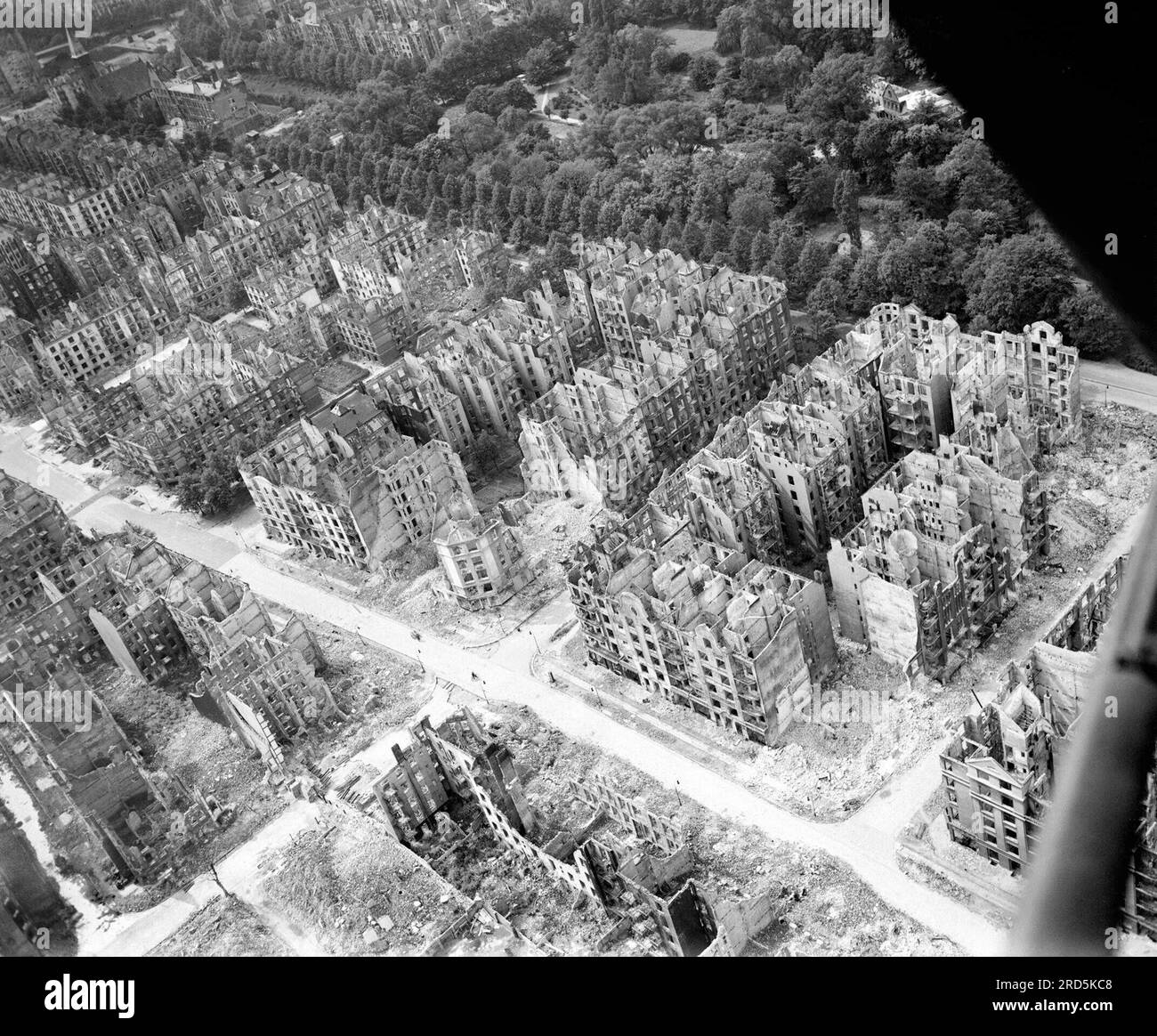 Königliches Luftwaffenbomberkommando, 1942-1945. Schräge Sicht aus der Vogelperspektive auf die Ruinen von Wohn- und Geschäftsgebäuden südlich des Eilbektal-Parks (rechts oben) im Stadtteil Eilbek in Hamburg. Diese waren unter den 16.000 mehrstöckigen Wohngebäuden, die durch den Feuersturm zerstört wurden, der sich während des Überfalls des Bomberkommandos in der Nacht vom 27/28. Juli 1943 (Operation GOMORRAH) entwickelte. Die Straße, die von oben links nach unten rechts schräg verläuft, ist der Eilbeker Weg, der von der Rückertstraße überquert wird. Stockfoto