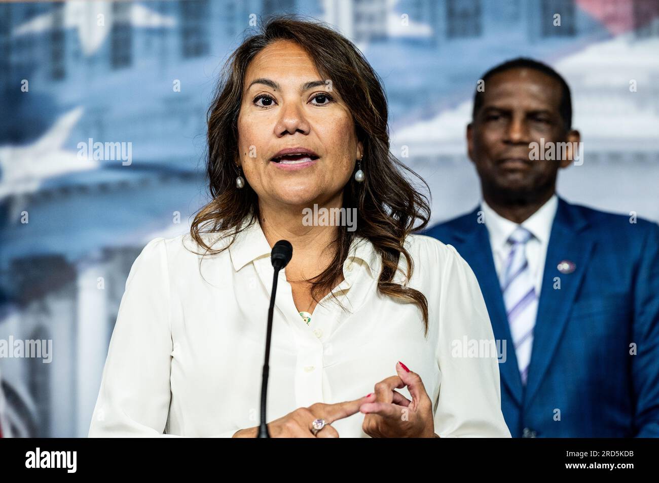 Washington, Usa. 18. Juli 2023. USA Vertreterin Veronica Escobar (D-TX), die auf einer Pressekonferenz über einen Kompromissvorschlag zum DCA-Gesetz zur Regelung von Flügen am Reagan National Airport im US-Kapitol sprach. Kredit: SOPA Images Limited/Alamy Live News Stockfoto