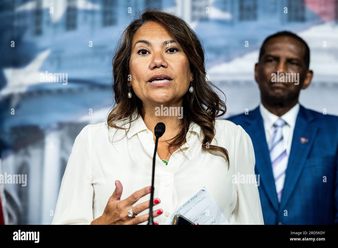 Washington, Usa. 18. Juli 2023. USA Vertreterin Veronica Escobar (D-TX), die auf einer Pressekonferenz über einen Kompromissvorschlag zum DCA-Gesetz zur Regelung von Flügen am Reagan National Airport im US-Kapitol sprach. Kredit: SOPA Images Limited/Alamy Live News Stockfoto