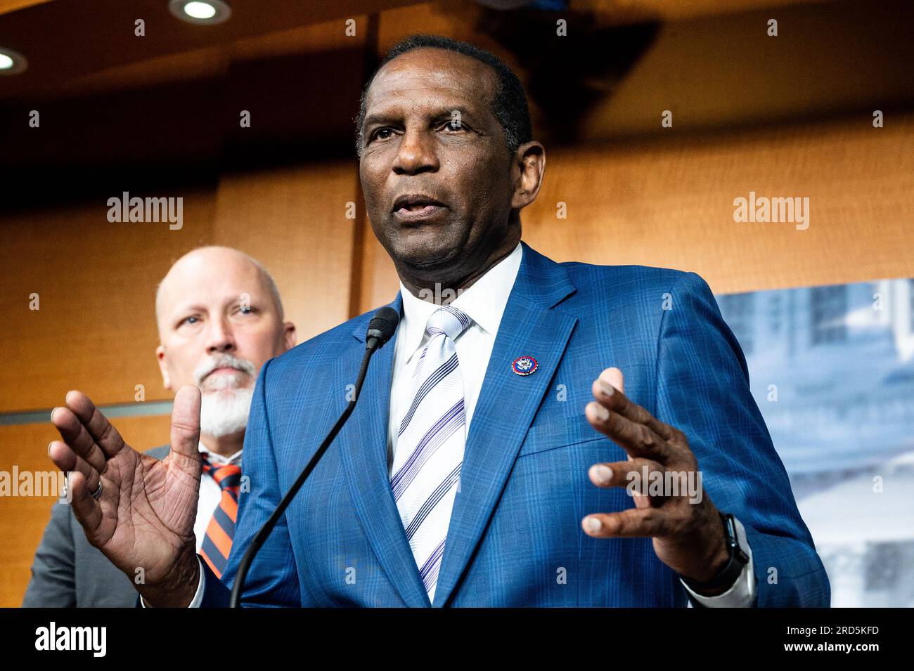 Washington, Usa. 18. Juli 2023. USA Repräsentant Burgess Owens (R-UT), der auf einer Pressekonferenz über einen Kompromissvorschlag zum DCA-Gesetz zur Regelung von Flügen am Reagan National Airport am US-Kapitol sprach. Kredit: SOPA Images Limited/Alamy Live News Stockfoto