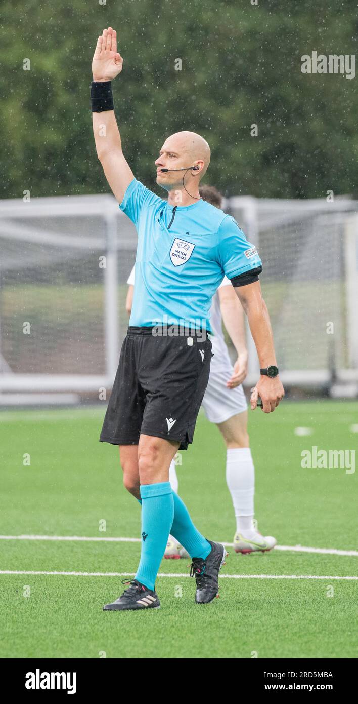 Park Hall, Oswestry, Shropshire, England, 18. Juli 2023. Schiedsrichter Dario Bel während, The New Saints of Oswestry Town & Llansantffraid Football Club/The New Saints (TNS) gegen Bollklubben Häcken/BK Häcken in der ersten Qualifikationsrunde der Champions League in der Saison 2023/2024 in der Park Hall. (Bild: ©Cody Froggatt/Alamy Live News) Stockfoto