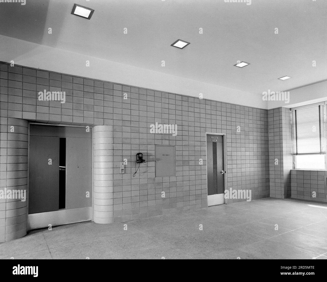 Fahrstuhlhalle und Whites nur Toilette, Chickamauga Dam, 1941 Stockfoto