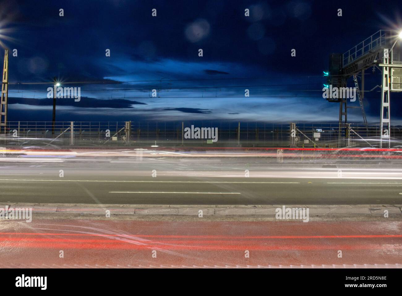 Diese Aufnahme wurde auf der Sydney Harbour Bridge mit einer langen Belichtung gemacht, um die roten Rücklichter und weißen Scheinwerfer von vorbeifahrenden Autos einzufangen Stockfoto