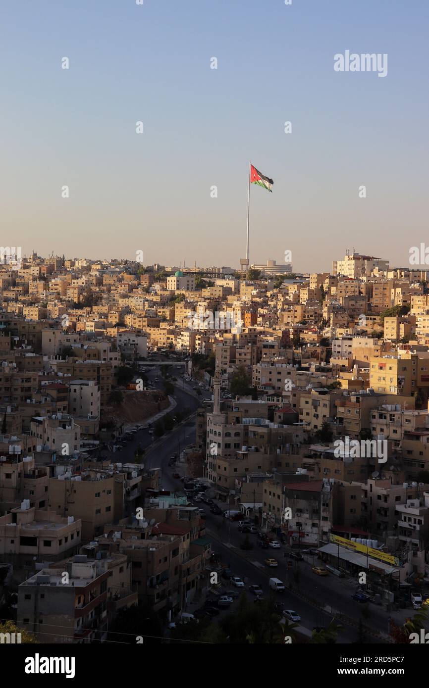 Jordanien : die arabisch-muslimische Stadt Amman und der jordanische Flaggenmast Stockfoto