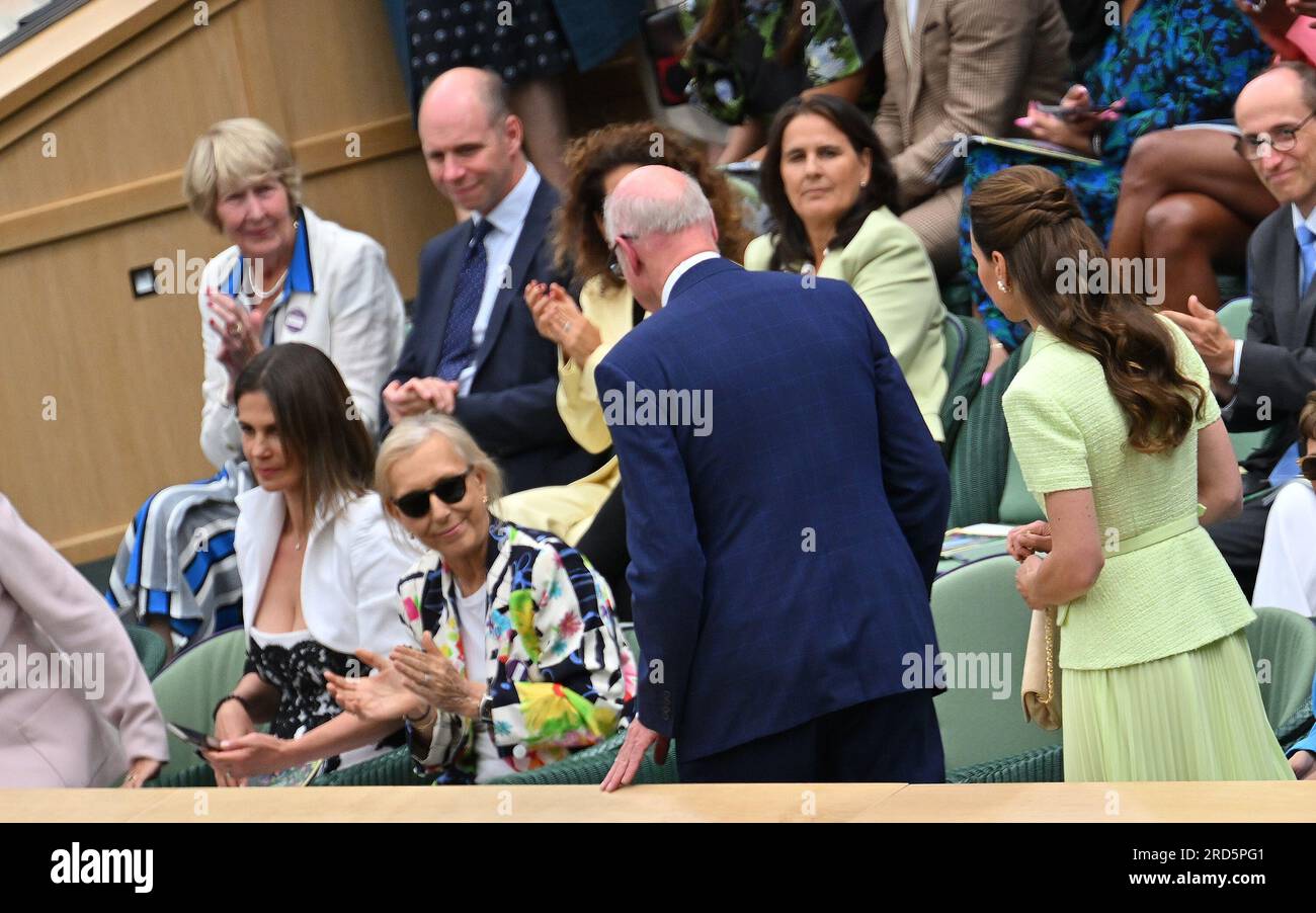 London, Gbr. 14. Juli 2023. Tag der Londoner Wimbledon-Meisterschaft 13 15./07/2023. HRH Prinzessin von Wales kommt in die Royal Box, um zu sehen, wie Ladies Singles finaland von Frau Martina Naratilova und ihrem Gast Frau Julia Lemigova applaudiert wird, die sich darüber beschwerte, dass ihr niedrig geschnittenes Kleid „unangemessen in der Royal Box“ sei. Roger Parker/Alamy Live News Stockfoto