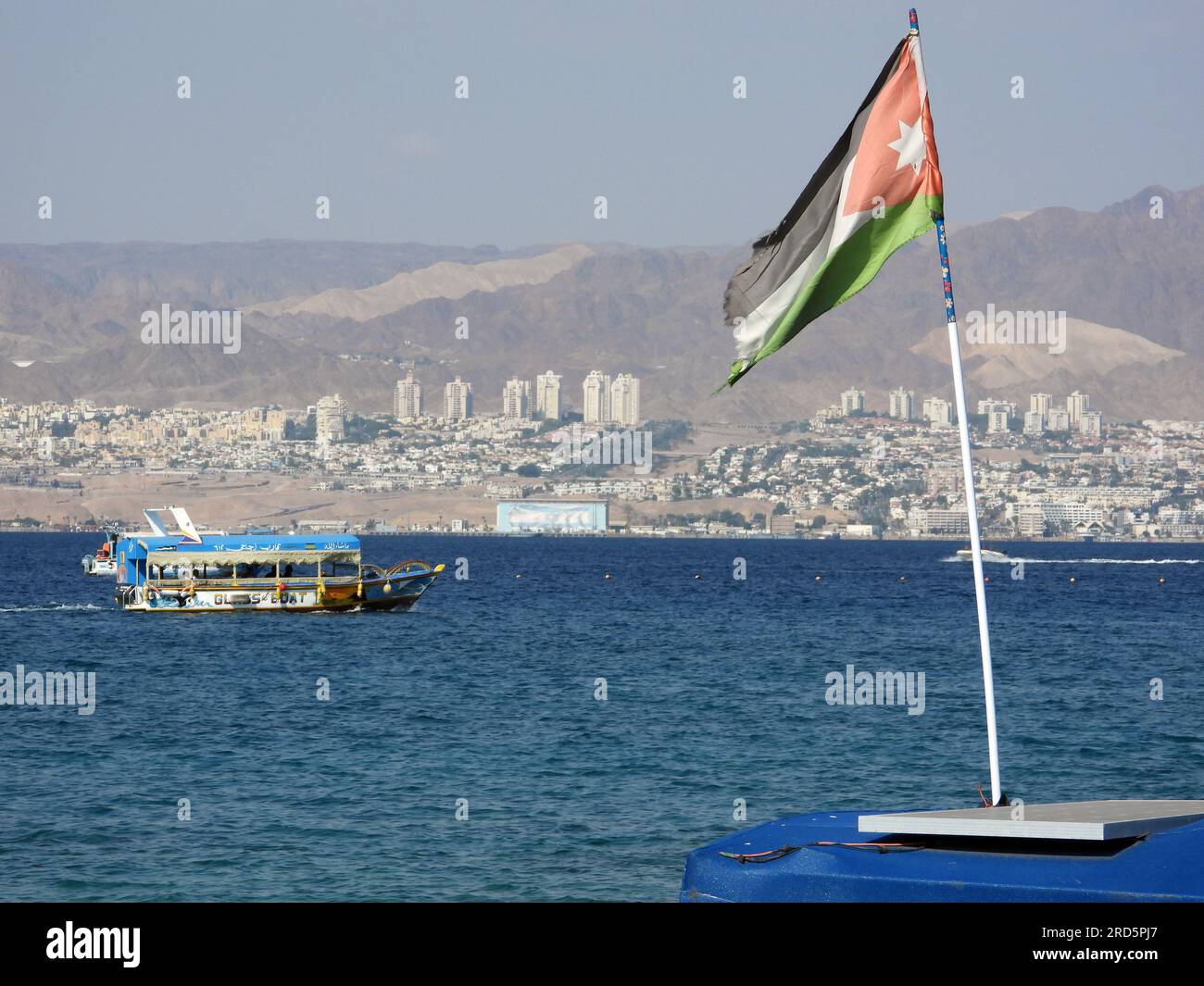 Eilat, Palästina: Israelische Besatzungsgebäude von Akaba (Rotes Meer) und jordanische Flagge (jordanischer Unabhängigkeitstag) Stockfoto