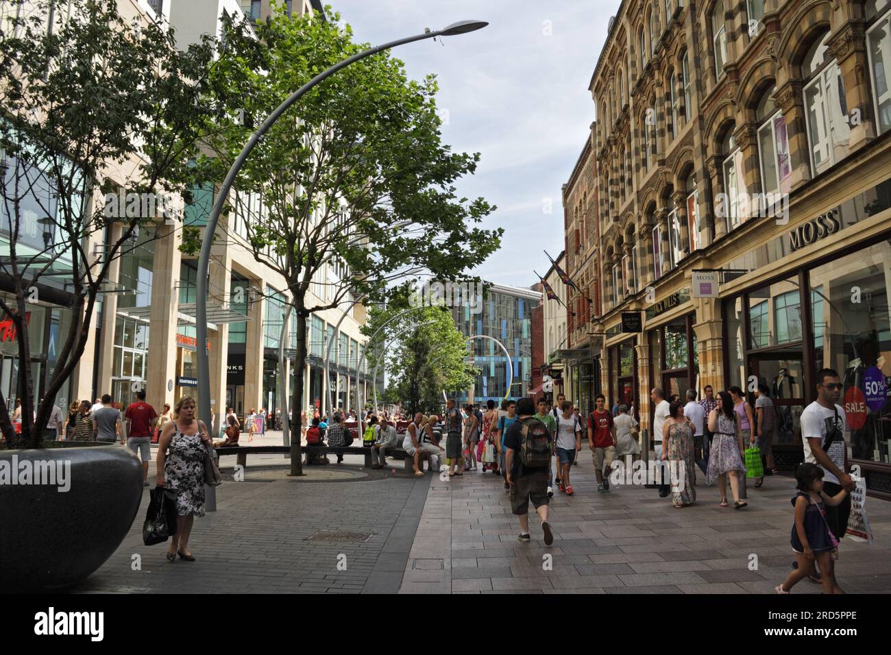 Shopper spazieren auf dem Hayes im Stadtzentrum von Cardiff, Wales, Großbritannien. Fußgängerzone mit Einkaufsmöglichkeiten, St Davids 2 Gebäude, belebte britische City Street Stockfoto