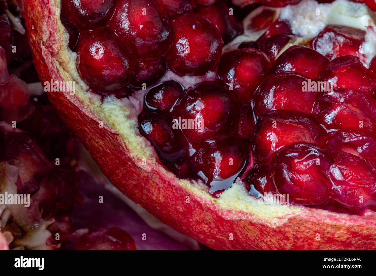 Rote Granatapfelfrucht, Nahaufnahme einer offenen Granatapfelfrucht Stockfoto