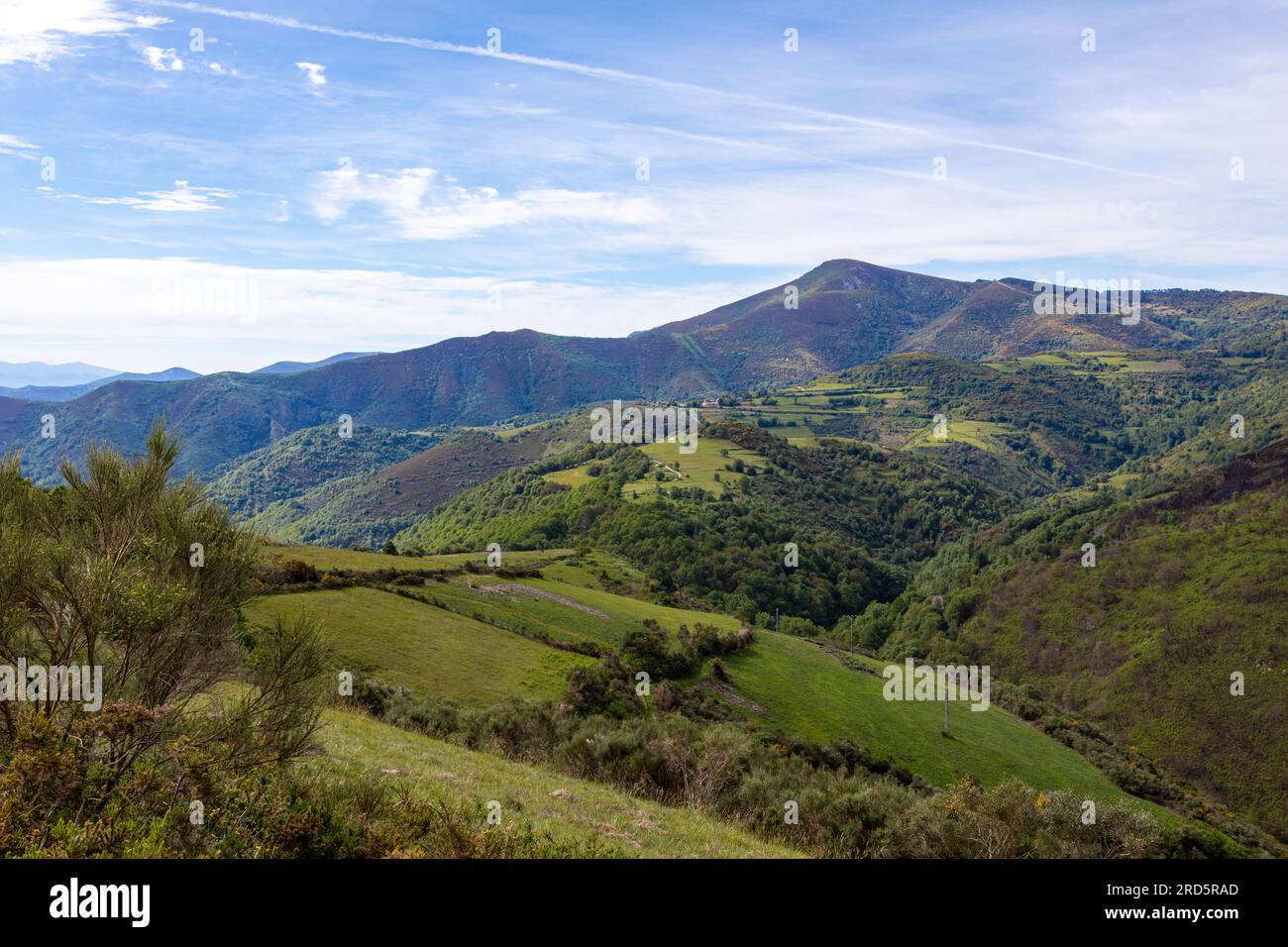 Camino nach Santiago de Compostela durch die galicischen Hügel, spanische Landschaft Stockfoto