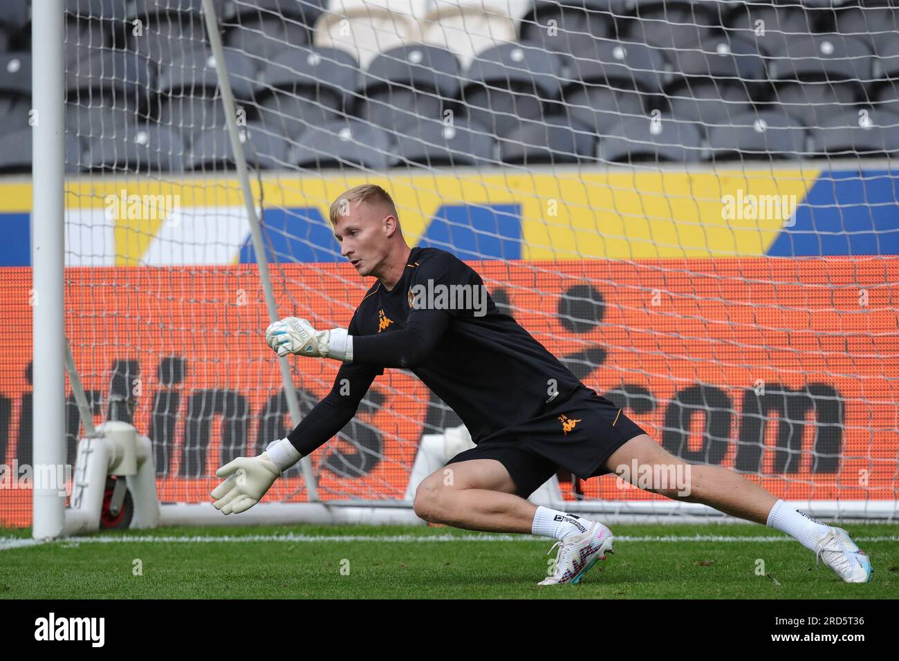Hull, UK. 18. Juli 2023. David Robson #37 of Hull City während des Vorspiels wärmen Sie sich vor dem Vorsaison-Spiel Hull City vs Barnsley im MKM Stadium, Hull, Großbritannien, am 18. Juli 2023 (Foto von James Heaton/News Images) in Hull, Großbritannien, am 7./18. Juli 2023 auf. (Foto: James Heaton/News Images/Sipa USA) Guthaben: SIPA USA/Alamy Live News Stockfoto