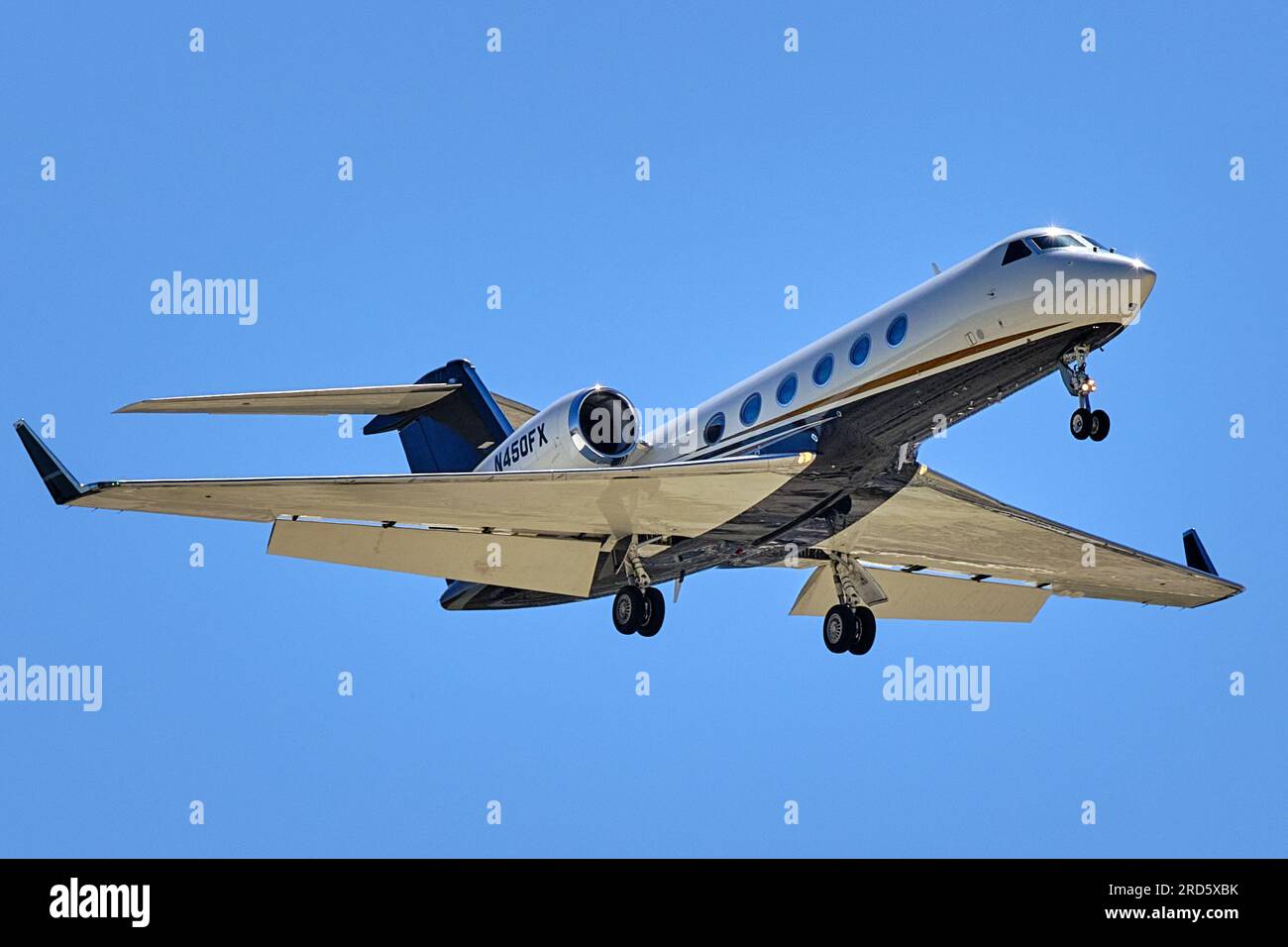 Palm Springs, Kalifornien, USA. 2. März 2017. Ein Gulfstream GIV-X G450 Jet, der am Flughafen in Palm Springs ankommt. (Kreditbild: © Ian L. SITREN/ZUMA Press Wire) NUR REDAKTIONELLE VERWENDUNG! Nicht für den kommerziellen GEBRAUCH! Stockfoto