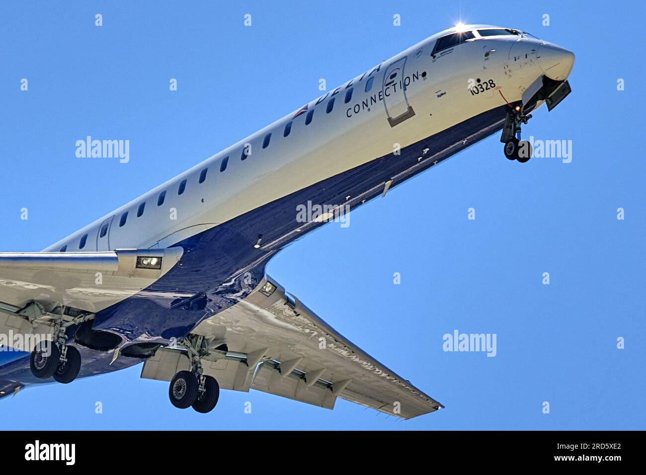 2. März 2017, Palm Springs, Kalifornien, USA: Ein Delta Airlines Bombardier CRJ-700 Jet Landung am Flughafen in Palm Springs. (Kreditbild: © Ian L. SITREN/ZUMA Press Wire) NUR REDAKTIONELLE VERWENDUNG! Nicht für den kommerziellen GEBRAUCH! Stockfoto