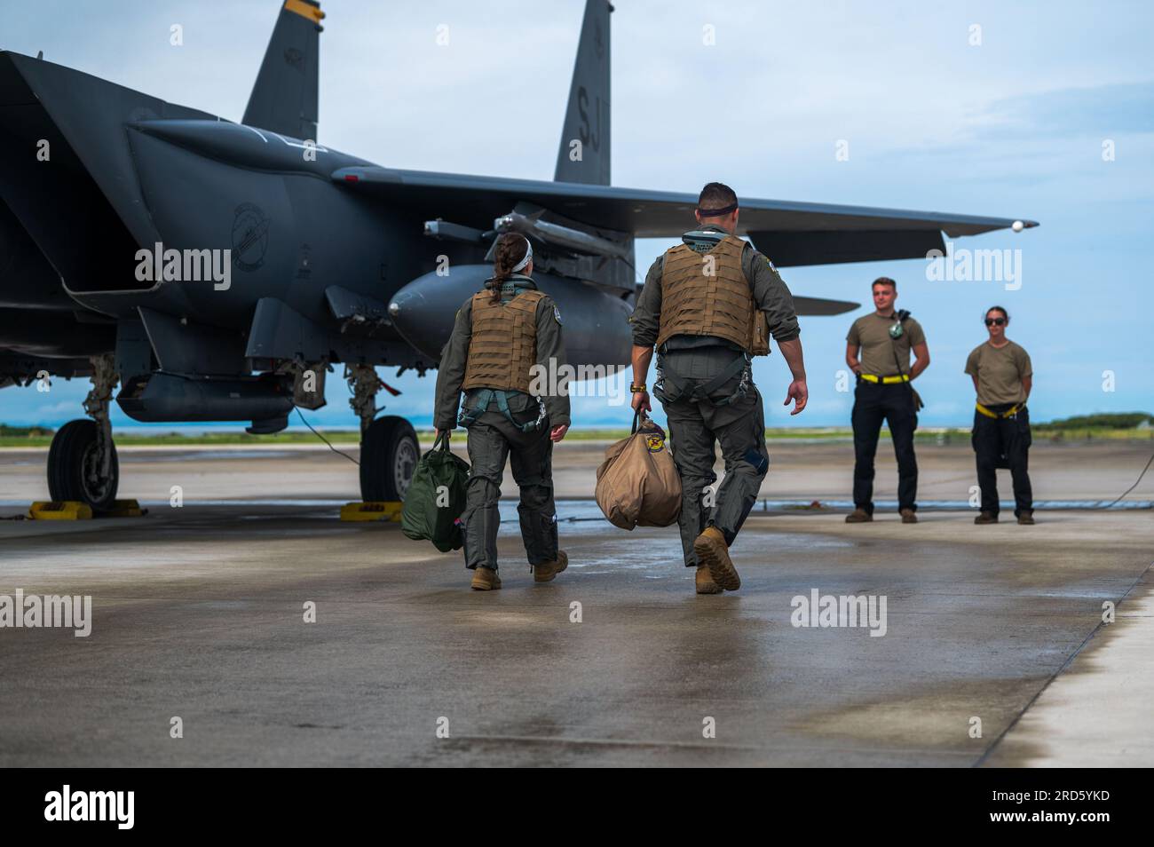 USA Air Force Capt. Lucas Mireles und Capt. Madelyn Poisson, beide vom 336. Kampfgeschwader, Seymour Johnson Air Force Base, North Carolina, bereiten sich auf einen F-15E Strike Eagle zur Unterstützung von Northern Edge 23-2 auf dem japanischen Luftwaffenstützpunkt Tsuiki vor, Japan, 12. Juli 2023. NE 23-2 ist eine dynamische Übung, bei der mehrere Plattformen zum Testen von Befehls- und Steuerungsfunktionen verwendet werden. (USA Air Force Foto von Senior Airman Xavier Wilson) Stockfoto