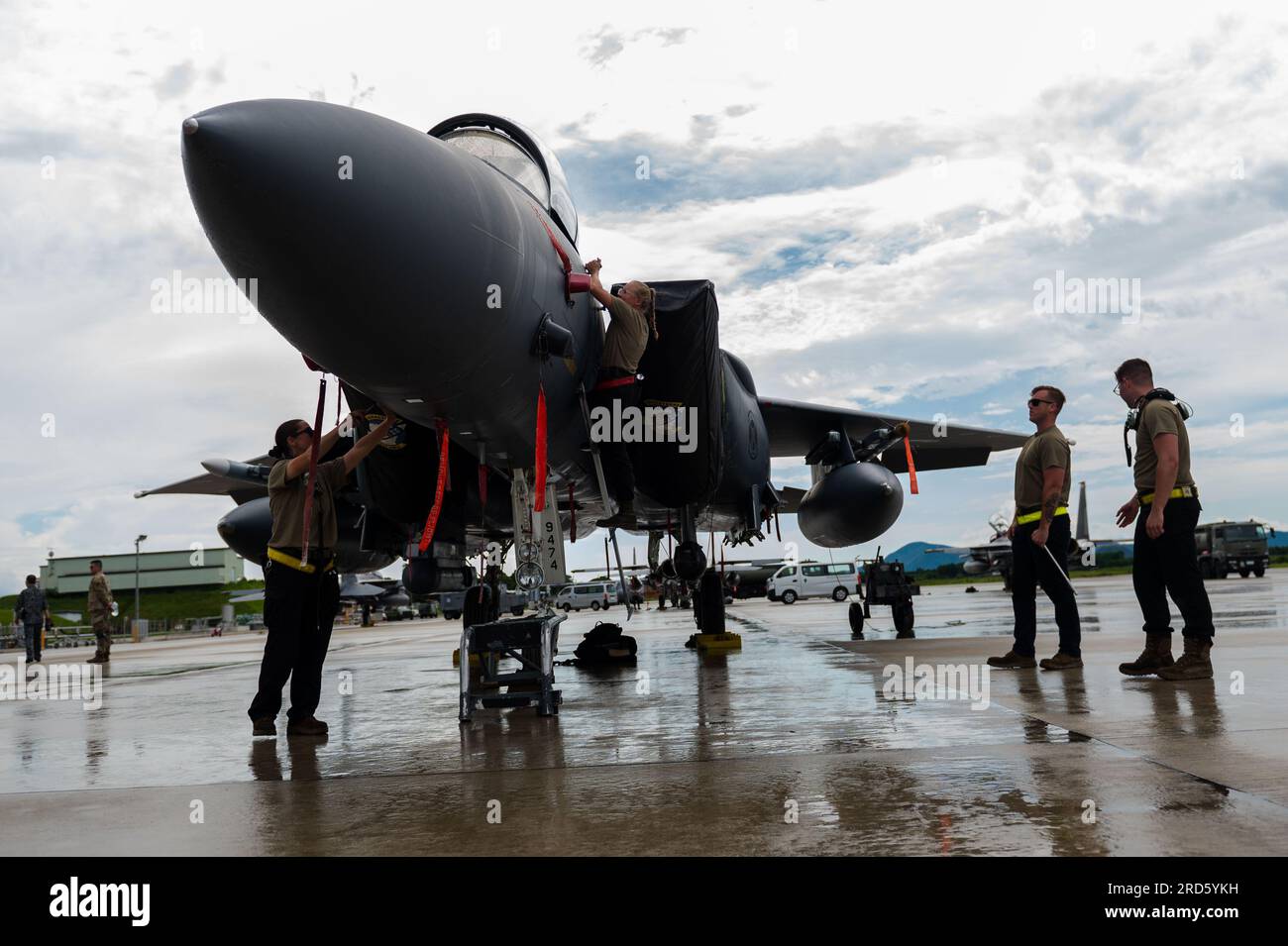 USA Air Force Airmen vom 336. Kampfgeschwader, Luftwaffenstützpunkt Seymour Johnson, North Carolina, bereiten einen F-15E Strike Eagle für den Start zur Unterstützung von Northern Edge 23-2 auf dem Luftwaffenstützpunkt Japan Air Self-Defense Force Tsuiki, Japan, am 12. Juli 2023 vor. NE 23-2 bietet Interoperabilitätsschulungen an, die für die erfolgreiche Durchführung künftiger gemeinsamer multinationaler Vorhaben unerlässlich sind. (USA Air Force Foto von Senior Airman Xavier Wilson) Stockfoto