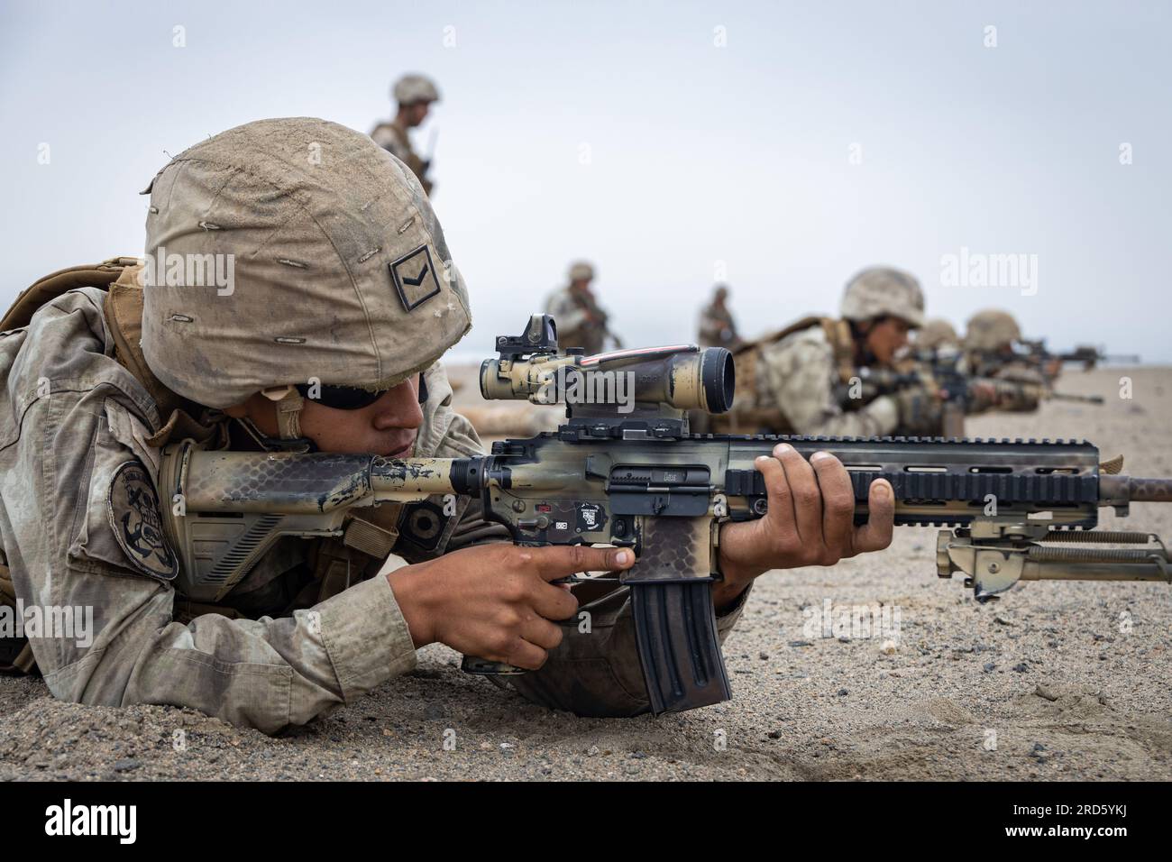 Peruanische Marines von der Batallòn de Ingeniería de Infantería de Marina führen einen mechanischen Zwischenfall mit den USA durch Marines vom 4. Kampfingenieurbataillon, 4. Marine Division, während der letzten Übung der Kampfingenieure in der Salinas Trainingsreihe zur Unterstützung von Resolute Sentinel 23 in Peru, 10. Juli 2023. Resolute Sentinel verbessert die Einsatzbereitschaft von Militär- und Behördenmitarbeitern in den USA und den Partnerländern durch gemeinsame Schulungen zur Interoperabilität im Verteidigungsbereich, technische Projekte und Wissensaustausch, um die regionale Stabilität zu verbessern und komplexe globale Herausforderungen zu bewältigen. (USA Stockfoto