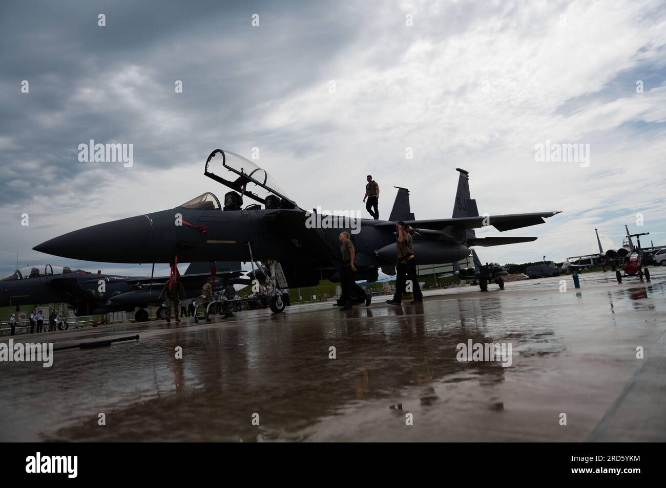 USA Air Force Airmen vom 336. Kampfgeschwader, Luftwaffenstützpunkt Seymour Johnson, North Carolina, bereiten einen F-15E Strike Eagle für den Start zur Unterstützung von Northern Edge 23-2 auf dem Luftwaffenstützpunkt Japan Air Self-Defense Force Tsuiki, Japan, am 12. Juli 2023 vor. 12. Juli 2023. NE 23-2 bietet Interoperabilitätsschulungen an, die für die erfolgreiche Durchführung künftiger gemeinsamer multinationaler Vorhaben unerlässlich sind. (USA Air Force Foto von Senior Airman Xavier Wilson) Stockfoto