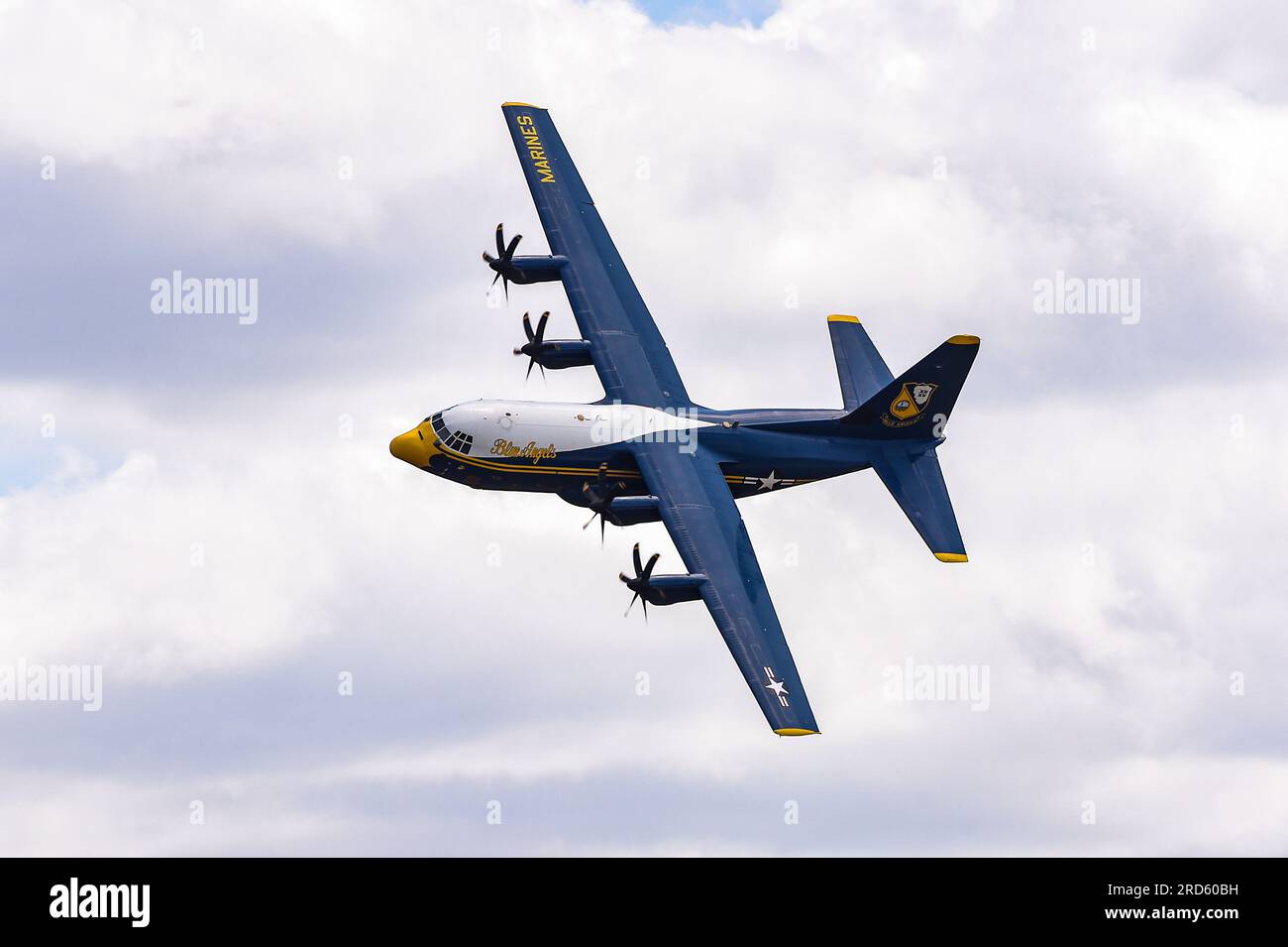 Die USA Das Navy Flight Demonstration Squadron, die Blue Angels, tritt auf der Wings Over Wayne Air Show am Seymour Johnson Air Force Base in North Carolina (USA) auf Marinefoto von Chief Mass Communication Specialist Paul Archer/veröffentlicht) Stockfoto