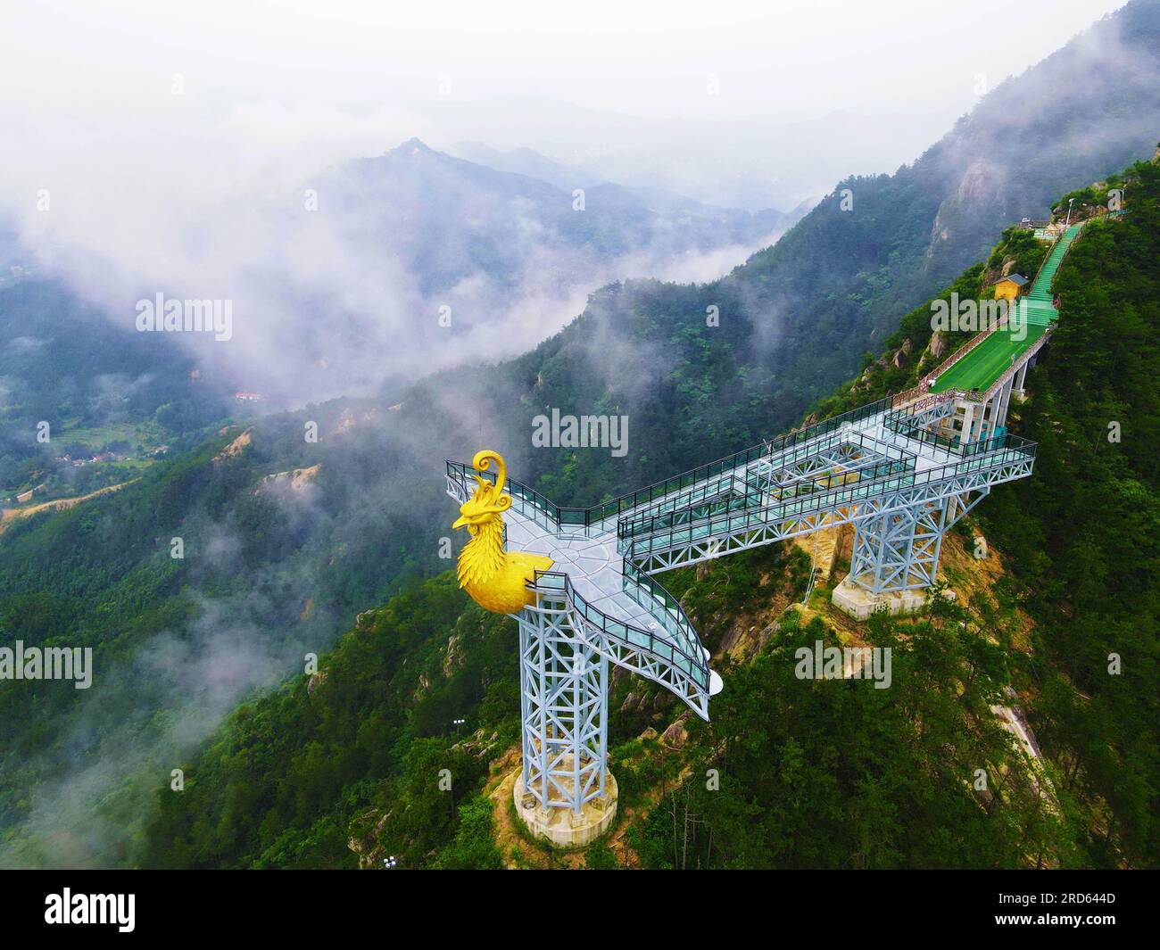 ANQING, CHINA - 19. JULI 2023 - Luftfoto zeigt die Phoenix Love Glass Aussichtsplattform der Feiqizhai Scenic Area, umgeben von Wolken in Yuexi coun Stockfoto