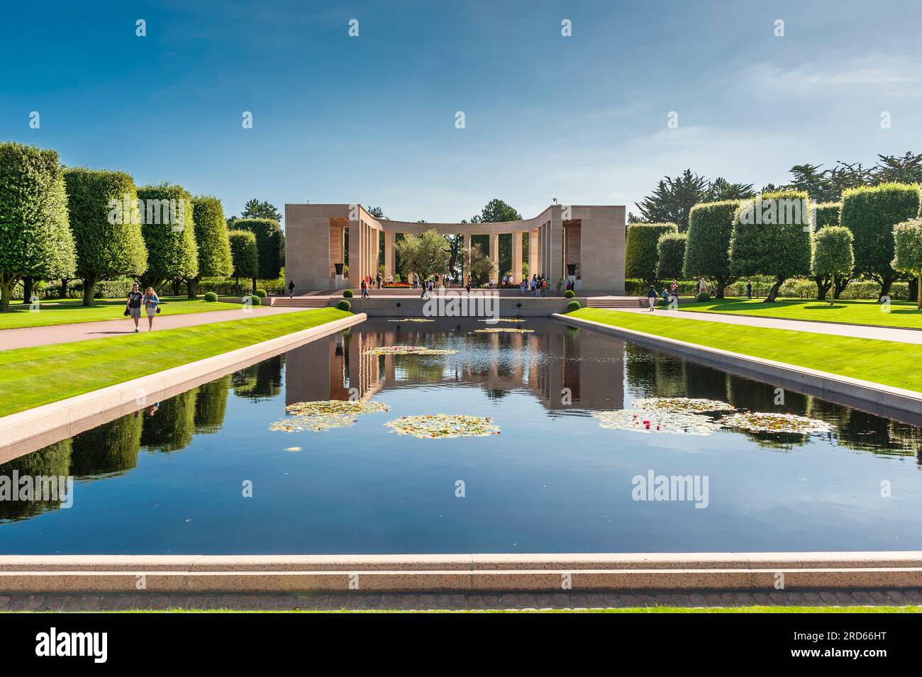 Reflexionsbecken auf dem Normandy American Cemetery and Memorial in Frankreich. Stockfoto
