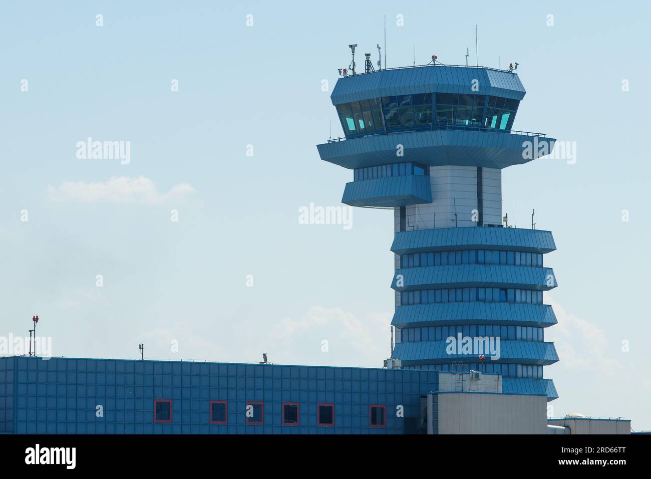 Otopeni, Rumänien. 18. Juli 2023: Eröffnung des neuesten Flugzeugparkplatzes des Internationalen Flughafens Bukarest Henri Coanda (AIHCB) in Otopeni, 16,5 km nördlich von Bukarest. National Company Bukarest Airports hat heute die neue Boarding-Disboarding-Plattform Nr. 1 von AIHCB mit vier Parkplätzen für Flugzeuge, Boeing B737, Airbus A320 oder ähnliches (Code-Buchstabe C), mit einer Fläche von fast 16.000 Quadratmetern. Kredit: Lucian Alecu/Alamy Live News Stockfoto