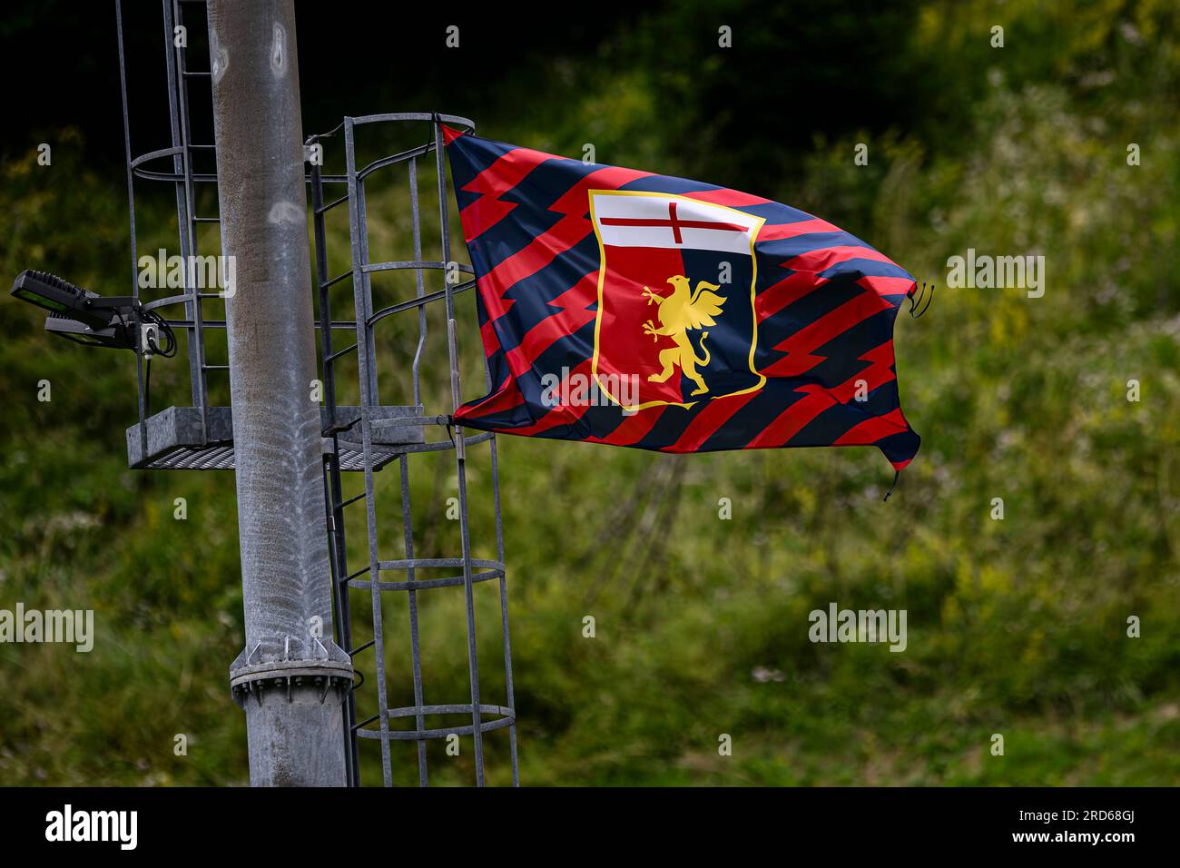 Moena, Italien. 19. Juli 2023 Eine Flagge, die das Wappen der FCKW-Wellen von Genua vor dem saisonfreundlichen Fußballspiel zwischen FCKW von Genua und WSG Tirol darstellt. Das Spiel wurde wegen schlechten Wetters abgesagt. Kredit: Nicolò Campo/Alamy Live News Stockfoto