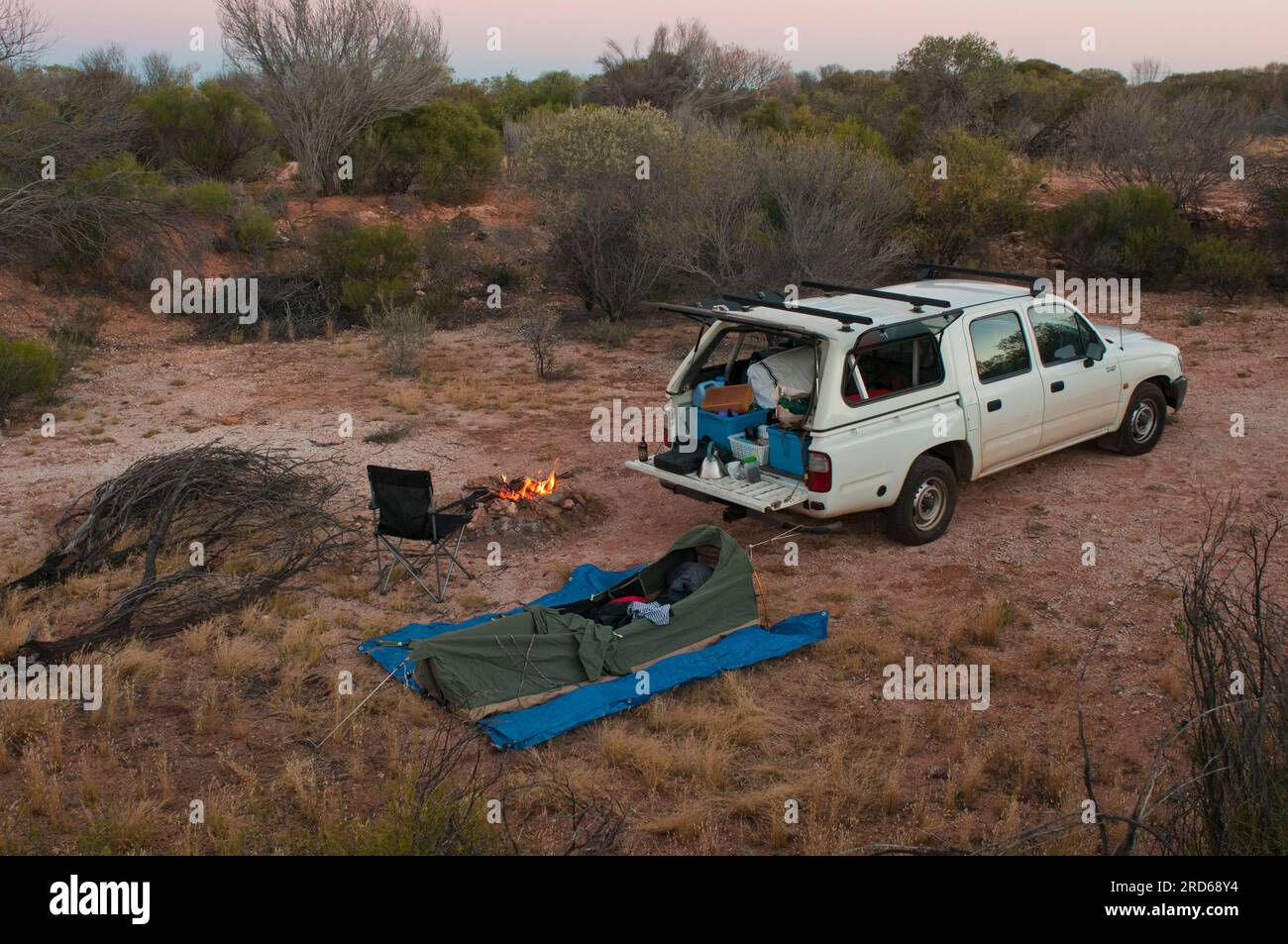 Kostenloses Camping mit Swag, Lagerfeuer und Laster für die Nacht, Westaustralien Stockfoto