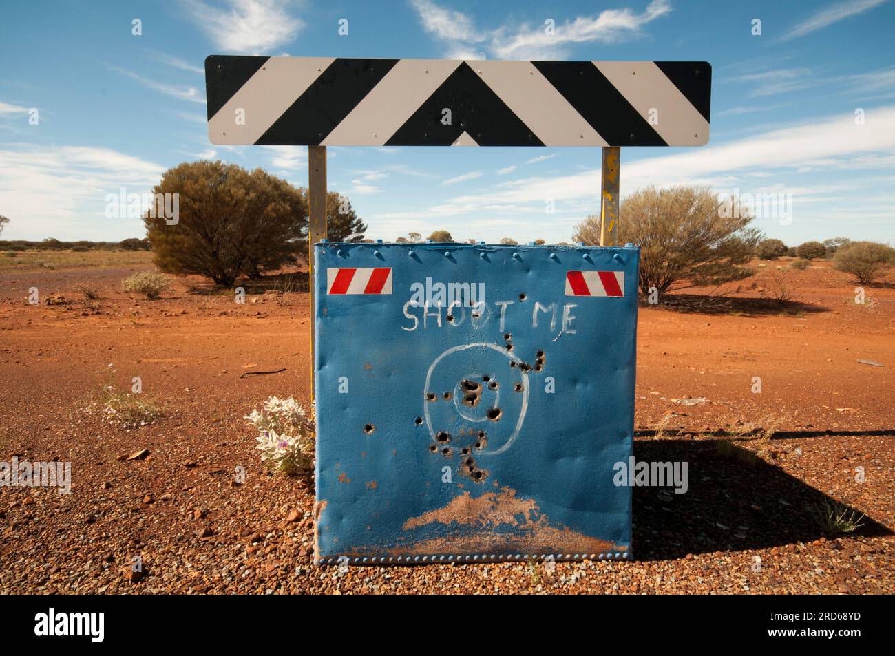 Umgekehrte Psychologie, Ablenkungstaktik, mit einem Straßenschild in Westaustralien Stockfoto